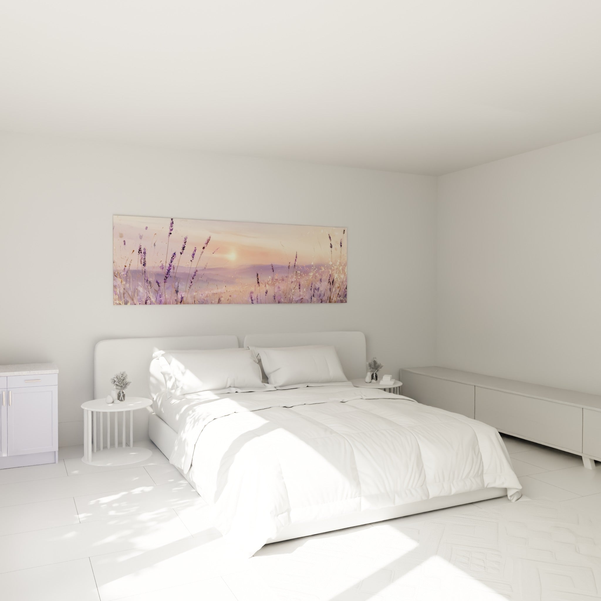 Lavande mauve et dorée peinte en aquarelle, accrochée au-dessus d'un lit dans une chambre claire