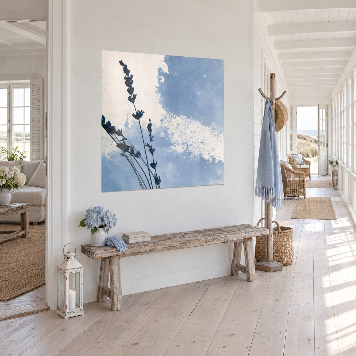 Cuadro tallos esbeltos de lavanda azul noche, nube de pintura blanco crema sobre cielo azul, entrada con banco de madera clara