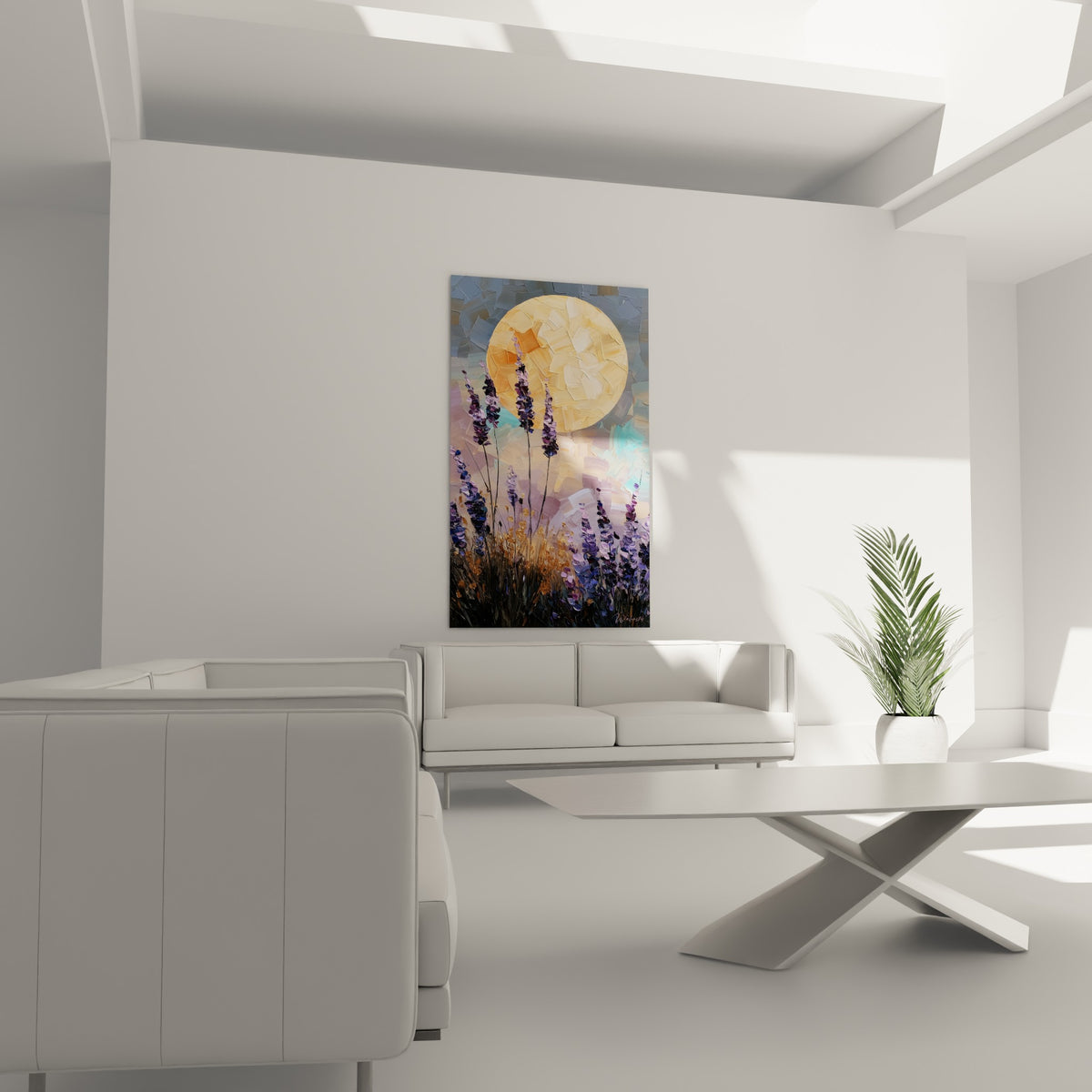 Tiges de lavande indigo et lune dorée surplombant un canapé dans un salon lumineux