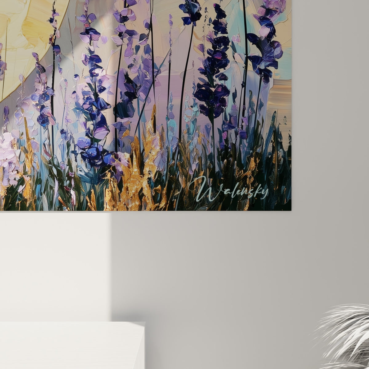 Empâtements dorés et coulures violettes visibles de près, matière épaisse et grain de peinture texturé