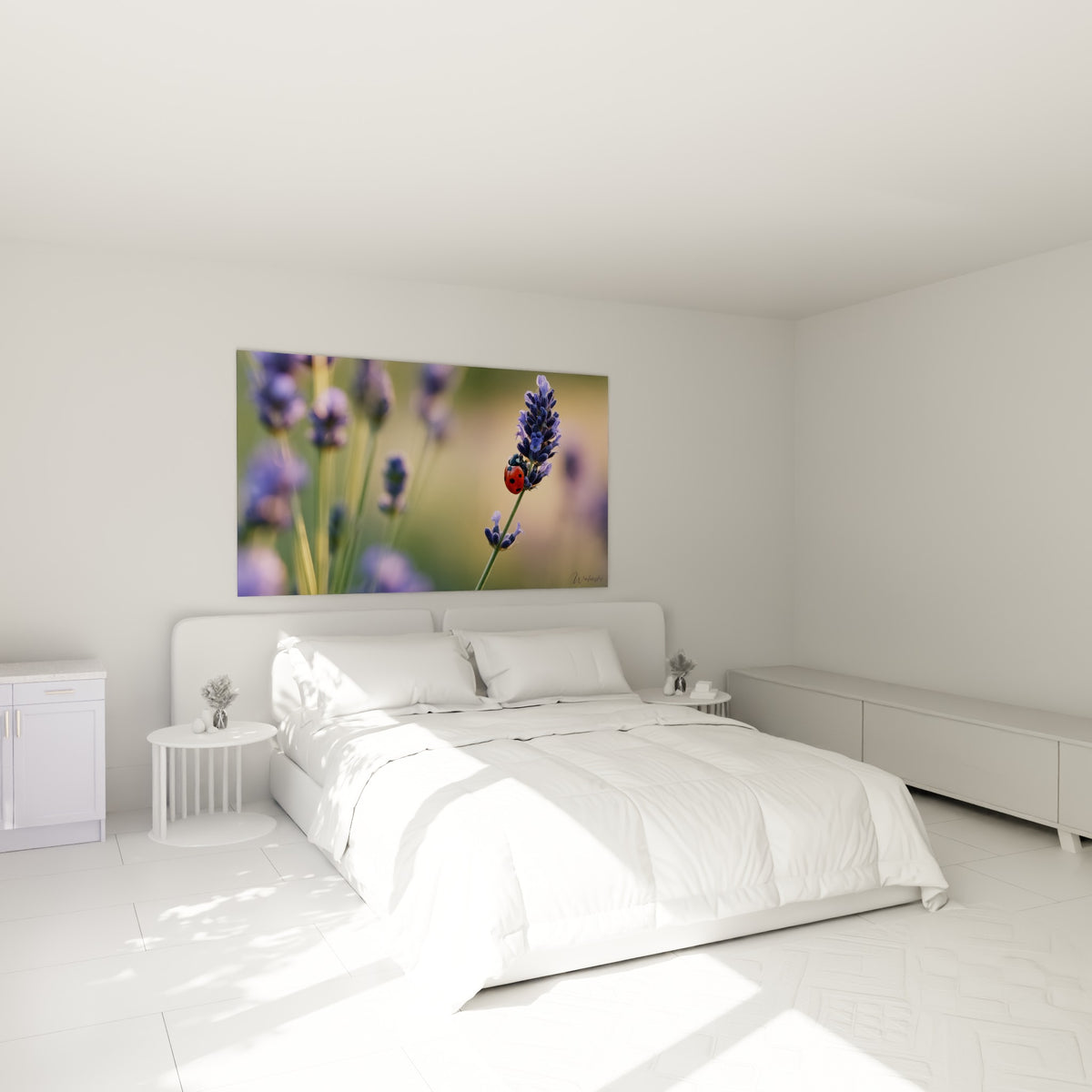 Épi de lavande violette et coccinelle rouge au-dessus d'un lit dans une chambre claire