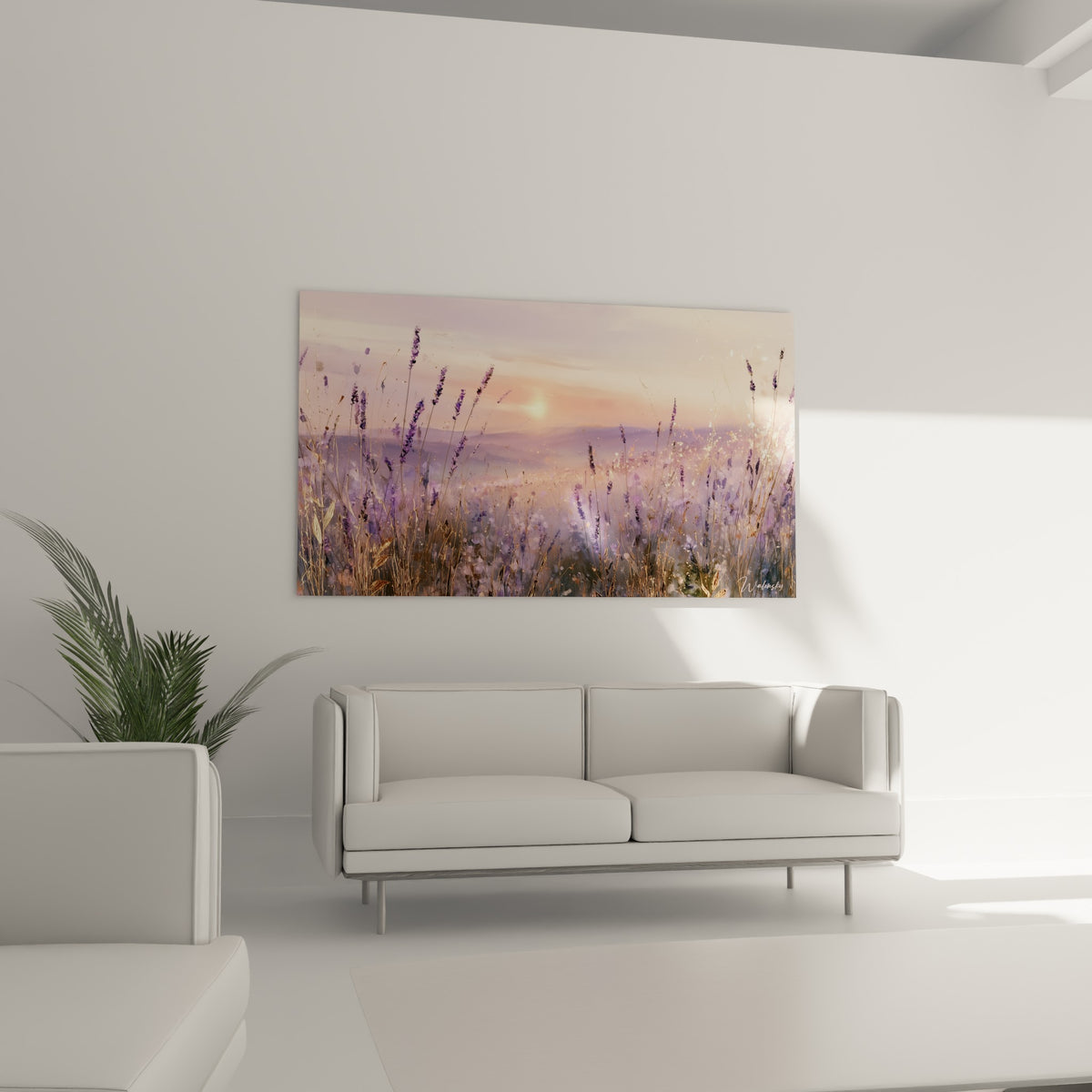 Paysage de lavande violette baigné de lumière orangée, au-dessus d'un canapé dans un salon lumineux