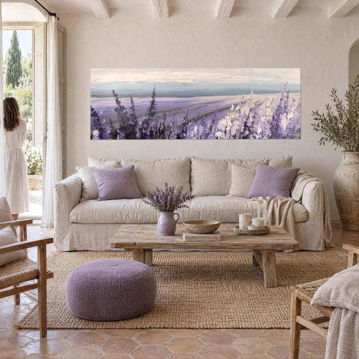 Quadro campo di lavanda in pasta spessa, spighe viola e bianche sotto un cielo color crema, sopra un divano in un soggiorno luminoso
