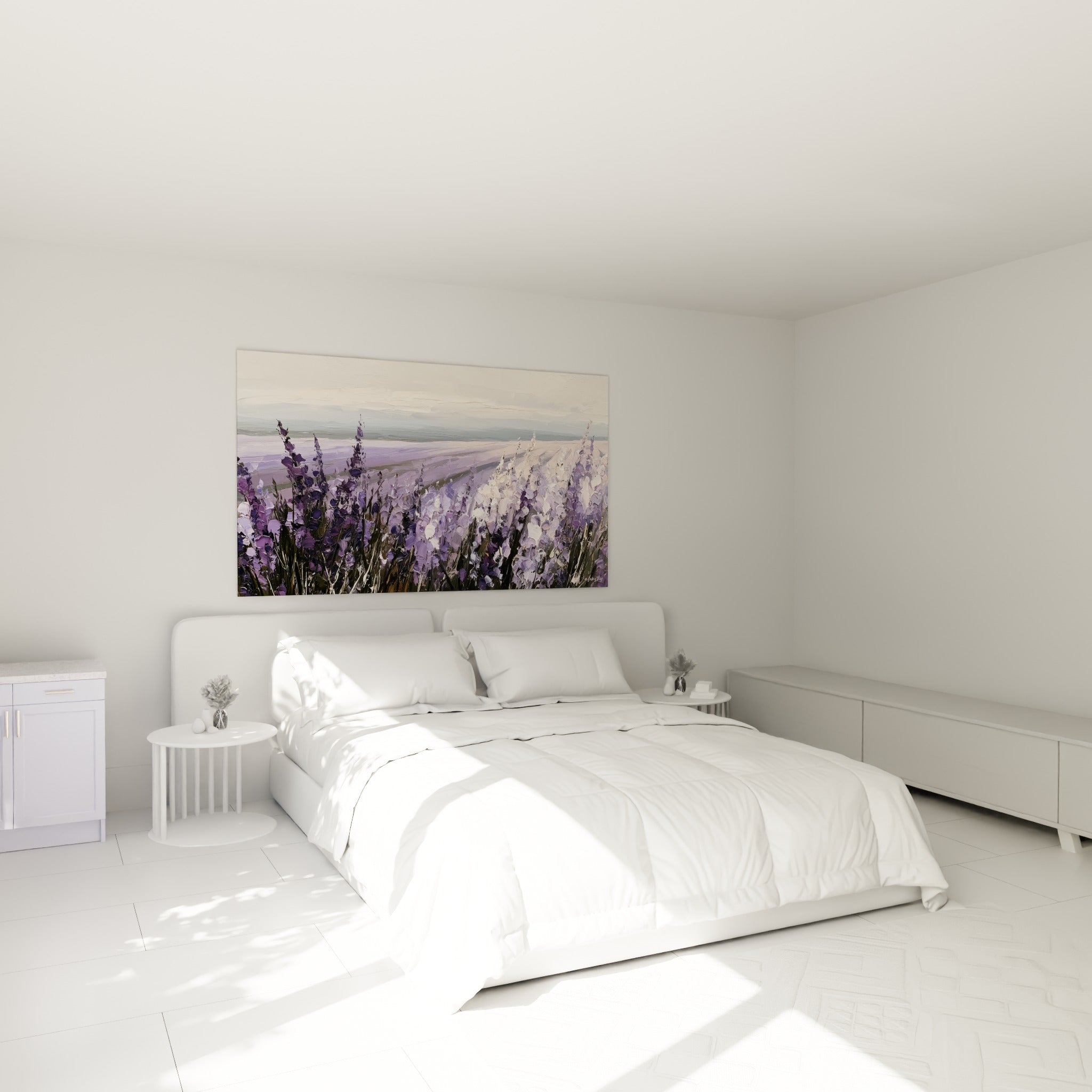 Épis de lavande violet et blanc cassé accrochés au-dessus d'un lit dans une chambre claire
