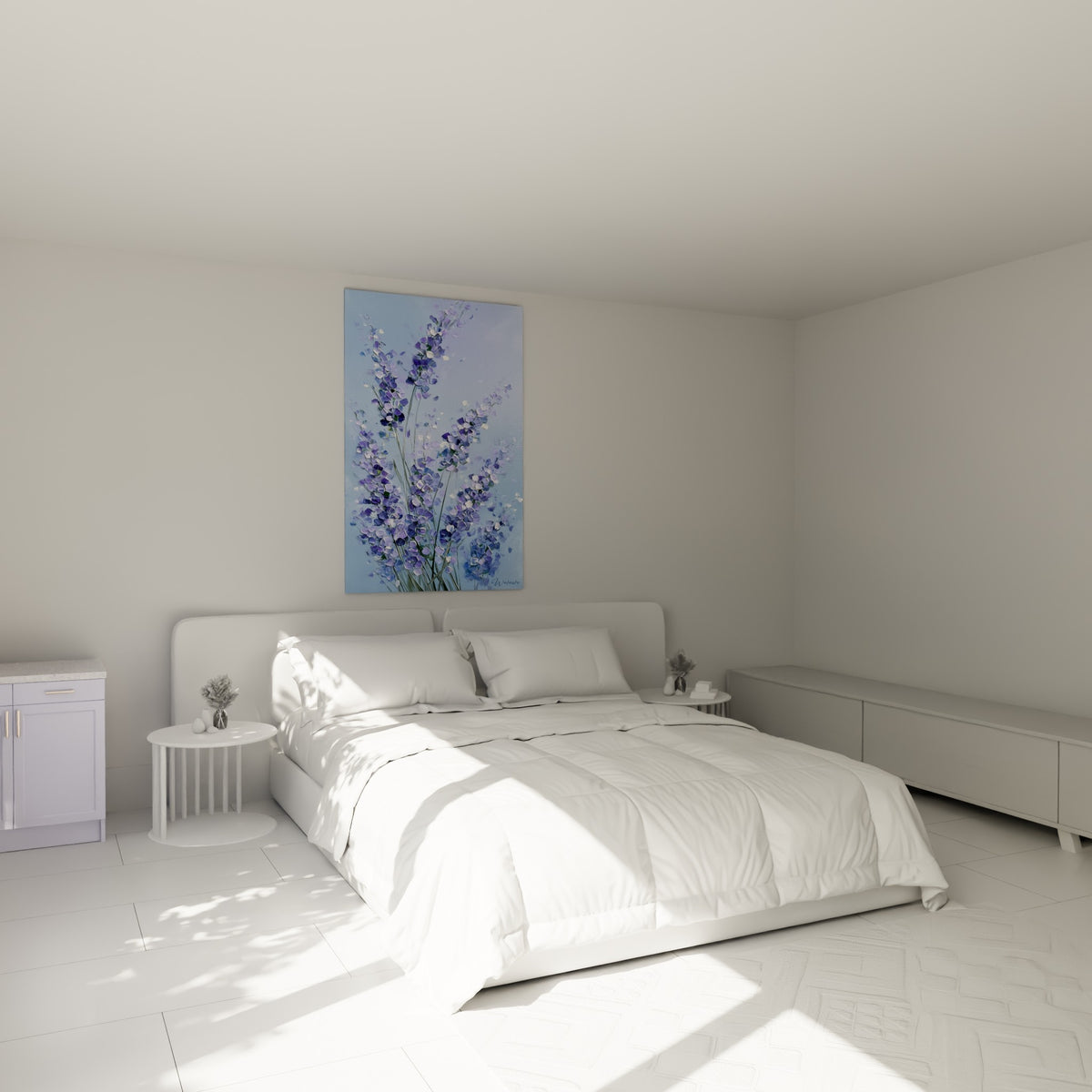 Épis de lavande violette et bleu pastel accrochés au-dessus d'un lit dans une chambre claire