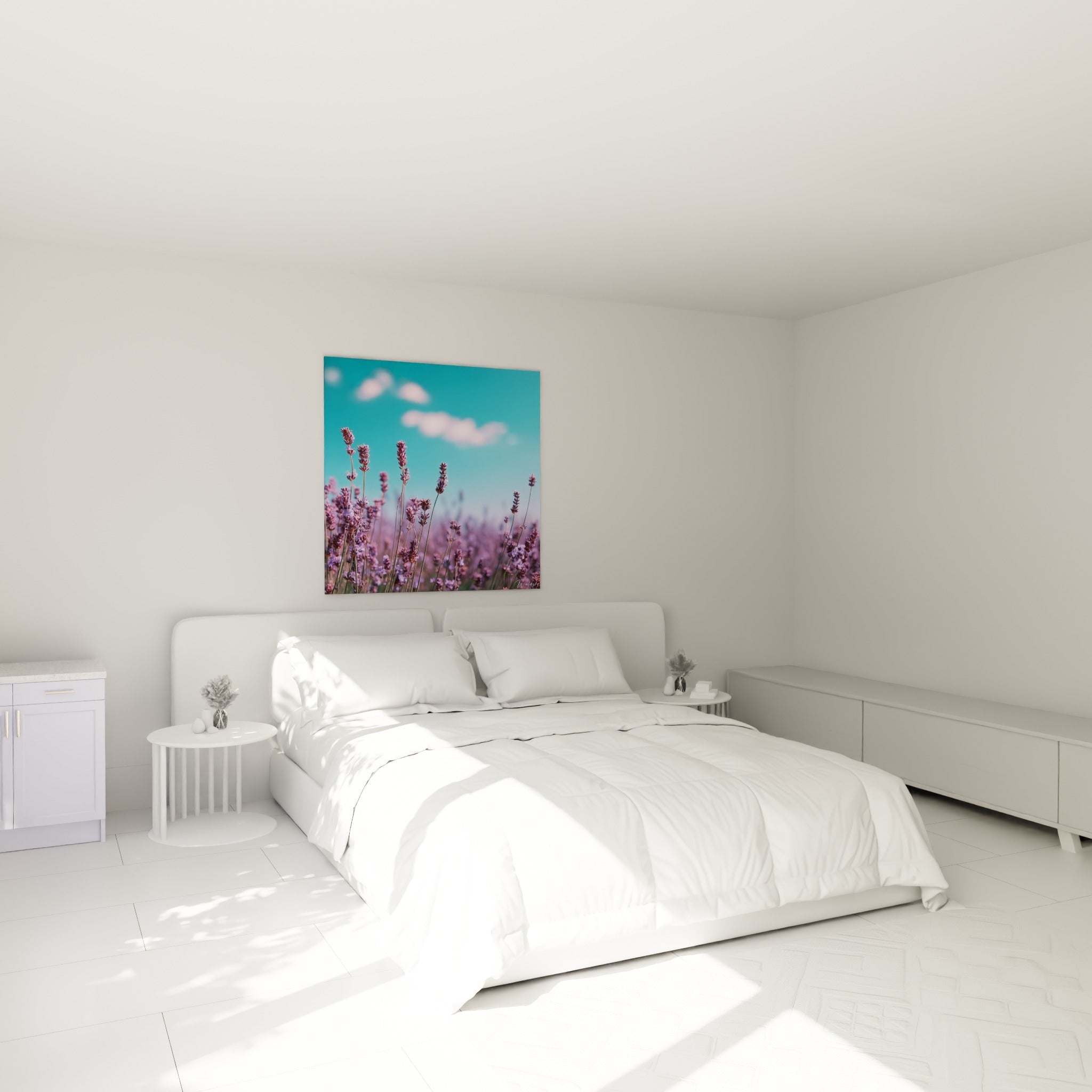 Fleurs de lavande mauve et ciel bleu turquoise accrochées au-dessus d'un lit dans une chambre claire