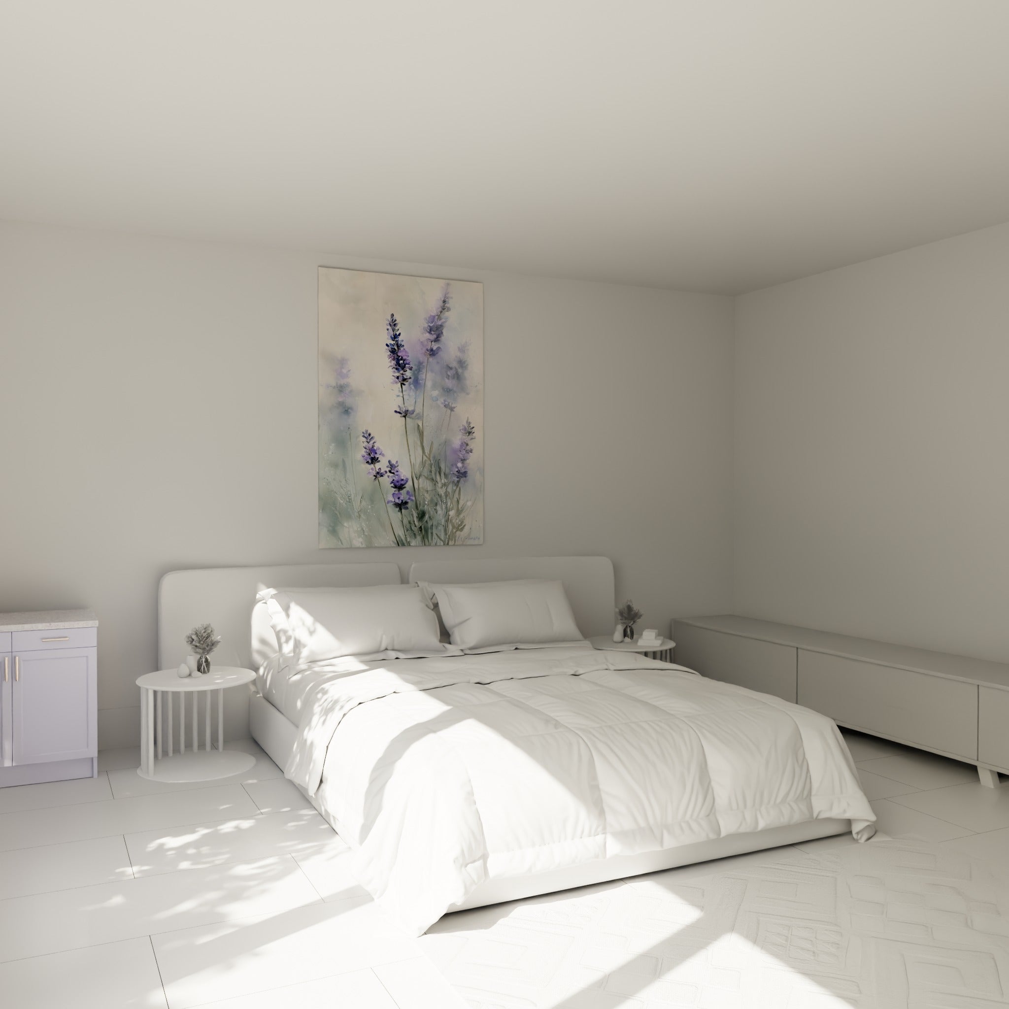 Épis de lavande violette et feuillage vert sauge au-dessus d'un lit dans une chambre claire