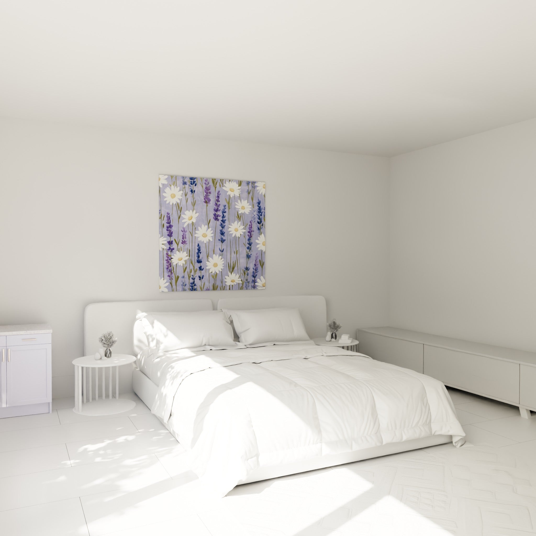 Épis de lavande violette et marguerites dorées au-dessus d'un lit dans une chambre claire