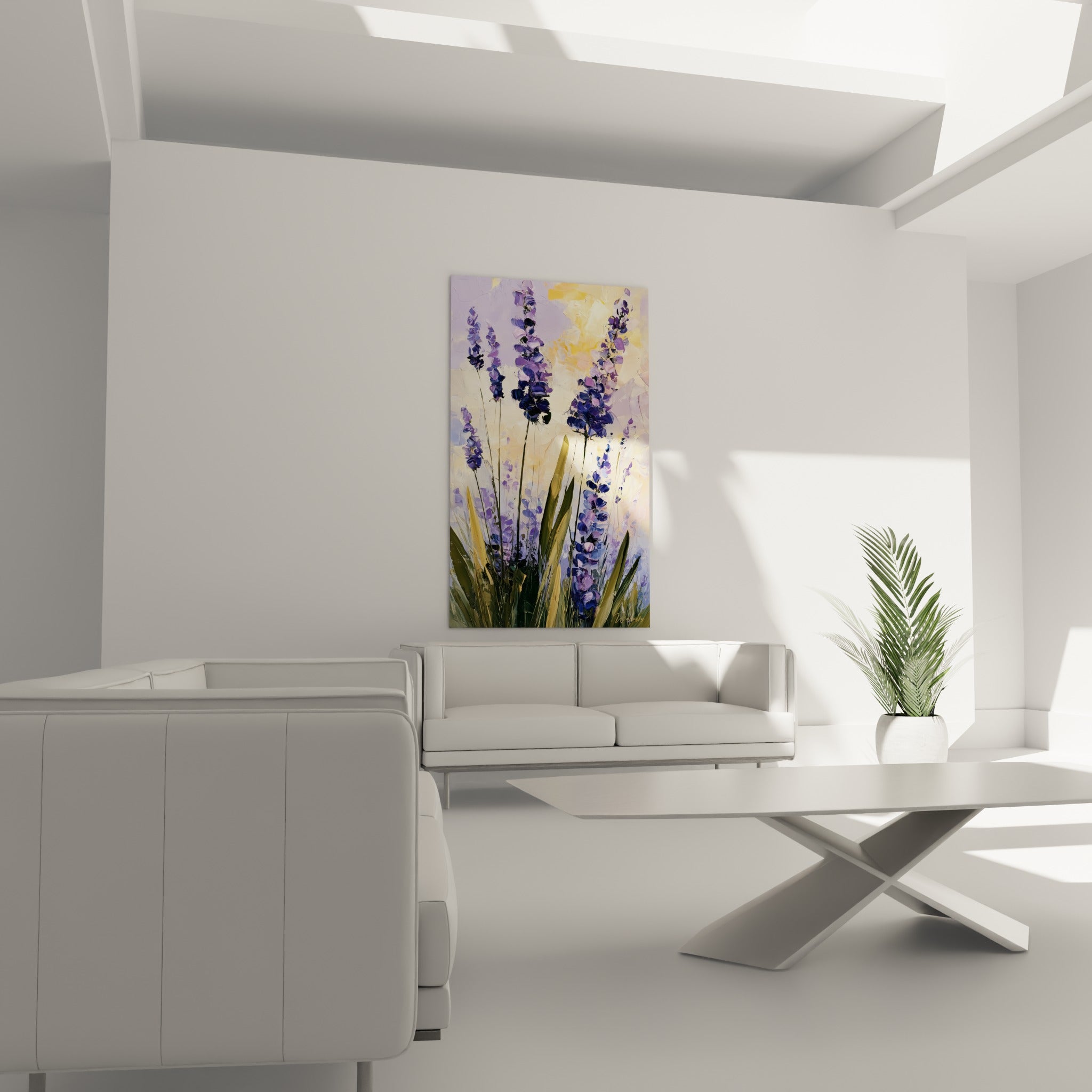 Tiges de lavande violette et feuillage vert olive au-dessus d'un canapé dans un salon lumineux