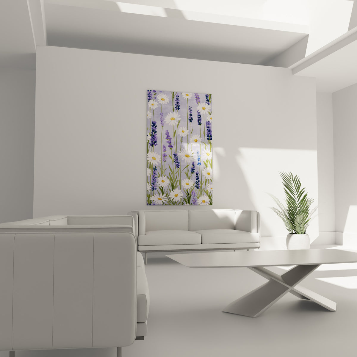 Épis de lavande bleu indigo et marguerites dorées disposés au-dessus d'un canapé dans un salon lumineux
