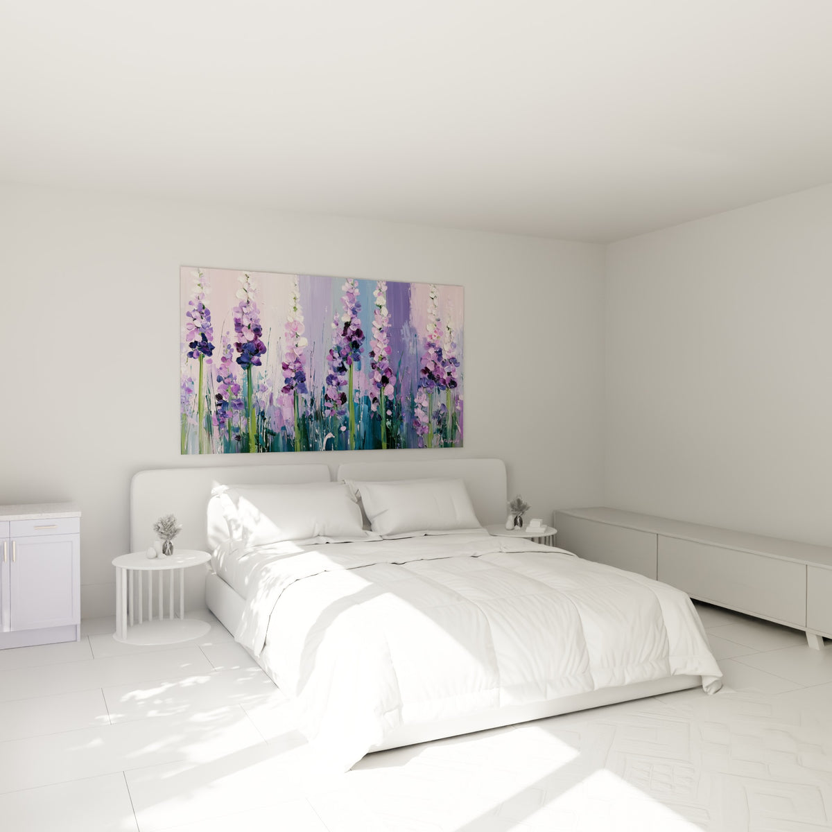 Lavande en fleurs mauves et blanches surplombe un lit dans une chambre claire et lumineuse