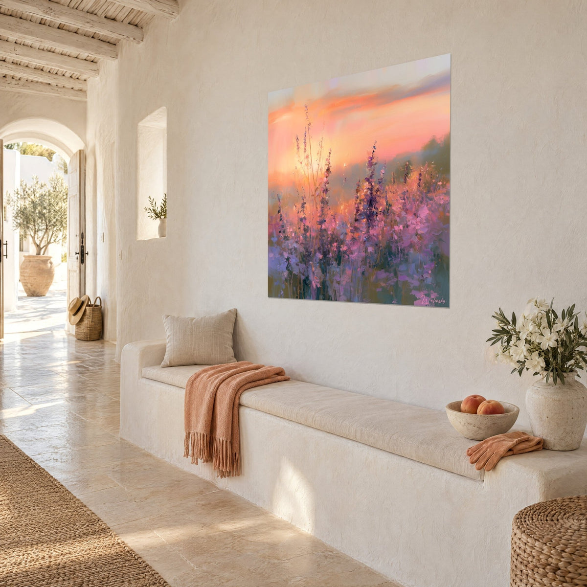 Cuadro pradera florida al atardecer, cielo color albaricoque y flores malva, sobre una pared blanca, casa mediterránea