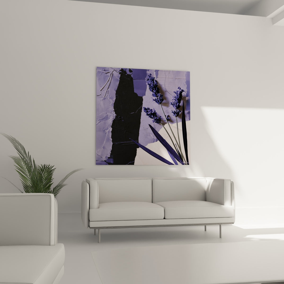 Tiges de lavande violette sur fond papier ivoire déchiré accrochées au-dessus d'un canapé dans un salon lumineux