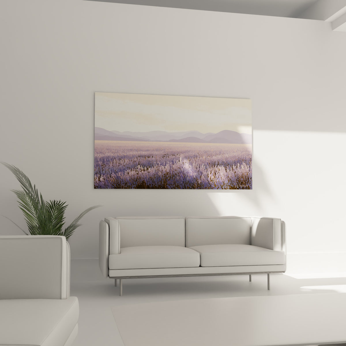 Fleurs violettes et lilas d'un champ de lavande, disposées au-dessus d'un canapé dans un salon lumineux