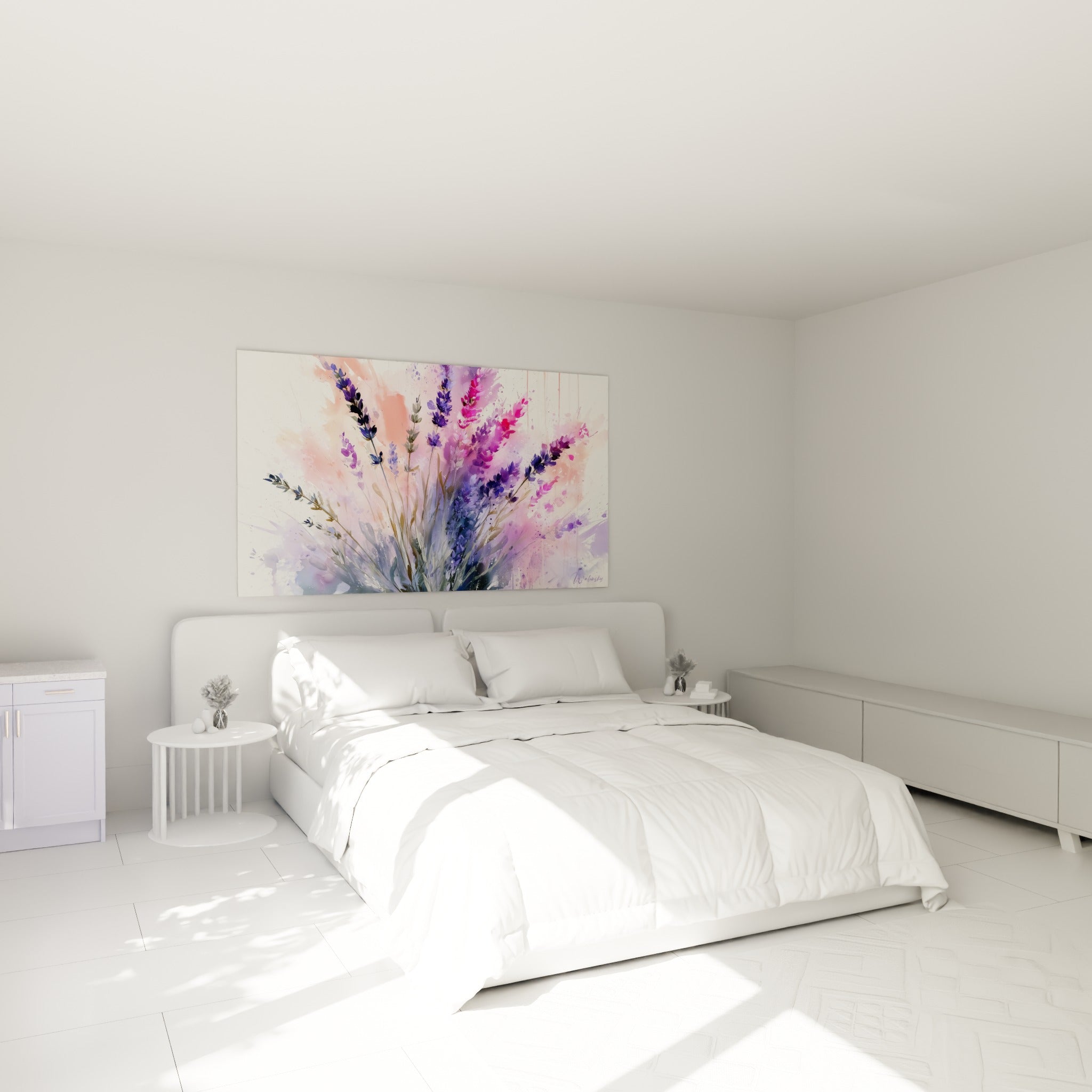 Bouquet de lavande violette et rose fuchsia au-dessus d'un lit dans une chambre claire