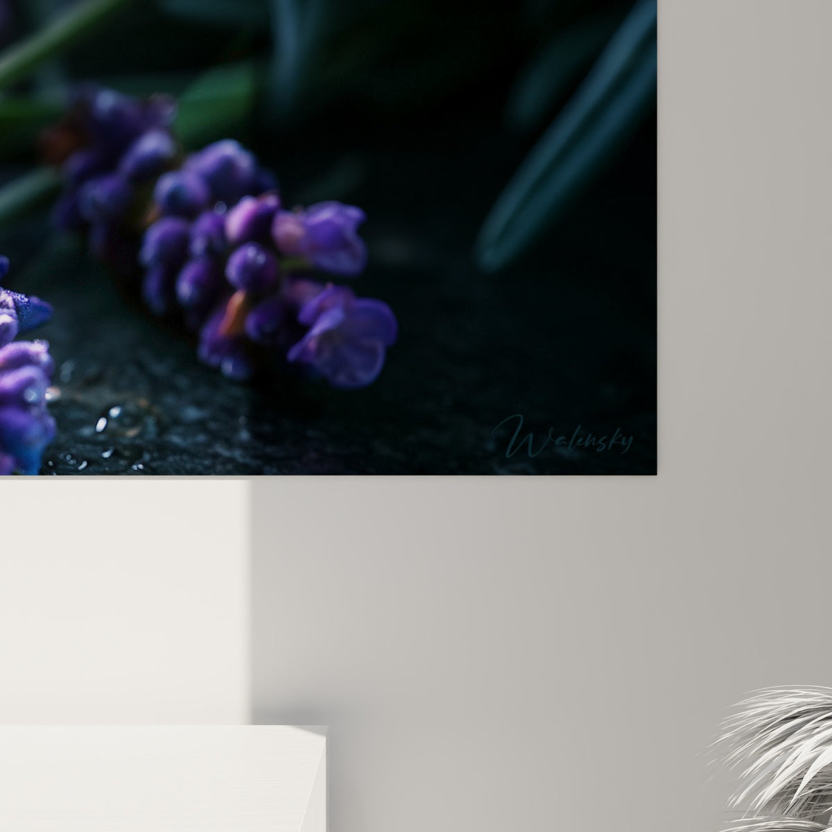 Pétales violets et gouttes d'eau scintillantes visibles de près sur la toile texturée de l'œuvre
