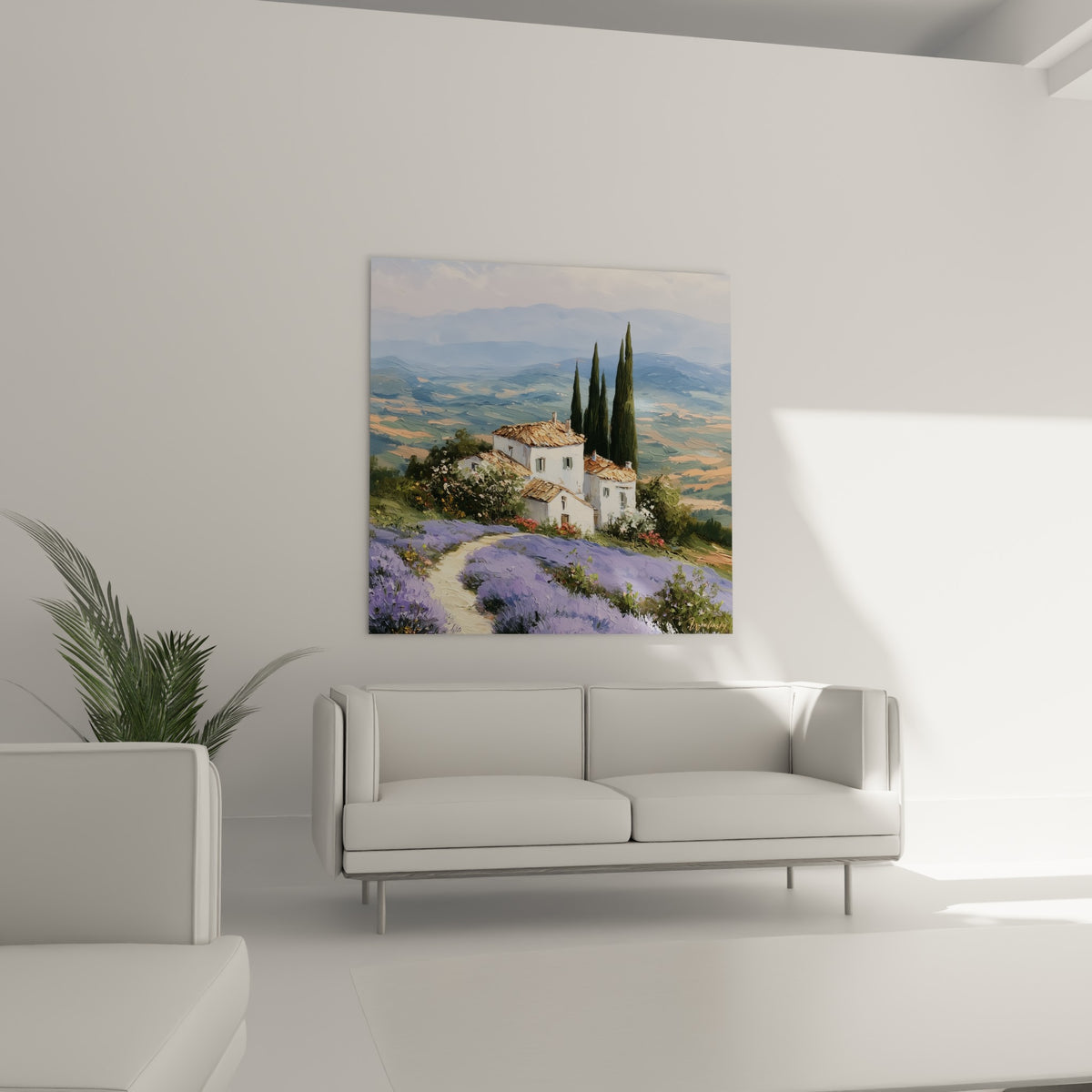 Cyprès sombres et collines bleutées entourant une bâtisse blanche au-dessus d'un canapé dans un salon lumineux