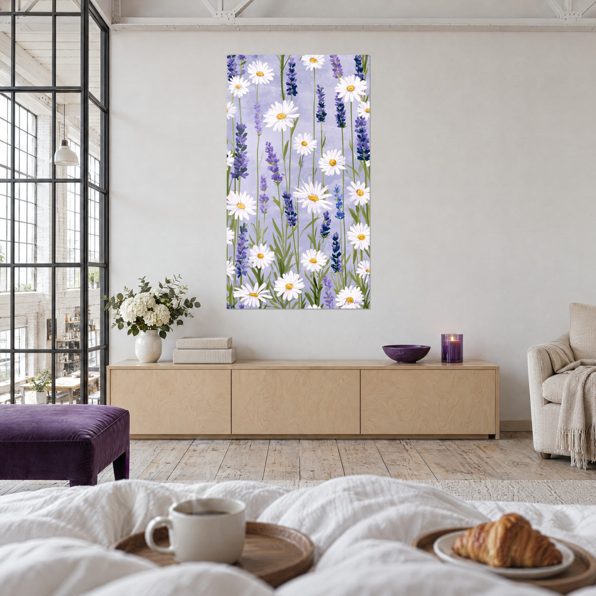 Cuadro flores silvestres, lavanda azul noche y margaritas blancas sobre fondo lila, pareja de espaldas, encima de una cama en un dormitorio luminoso