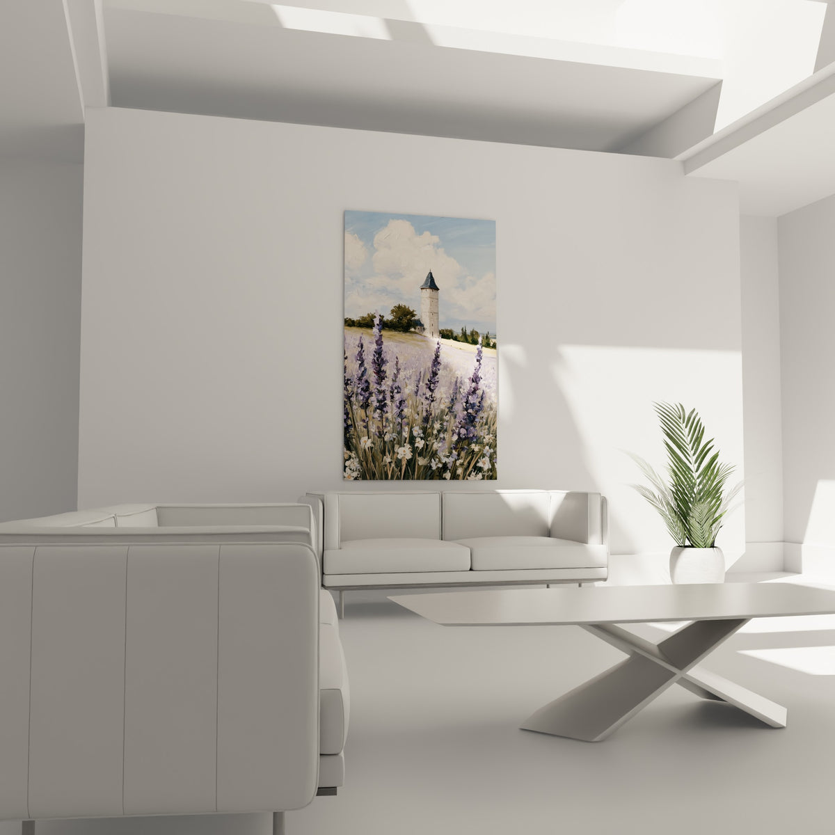 Marguerites blanches et fleurs violettes de lavande au-dessus d'un canapé dans un salon lumineux