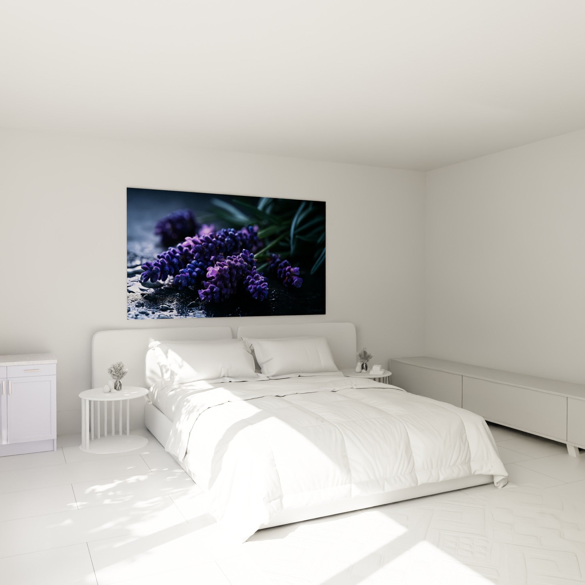 Grappes de lavande mauve et bleu nuit sur fond sombre, au-dessus d'un lit dans une chambre claire.