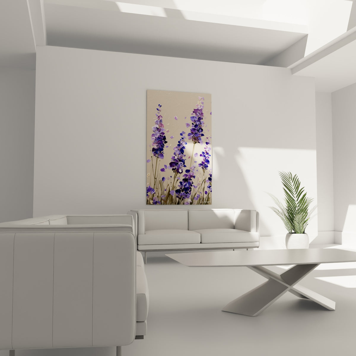 Fleurs de lavande mauve et ivoire en mouvement, au-dessus d'un canapé dans un salon lumineux