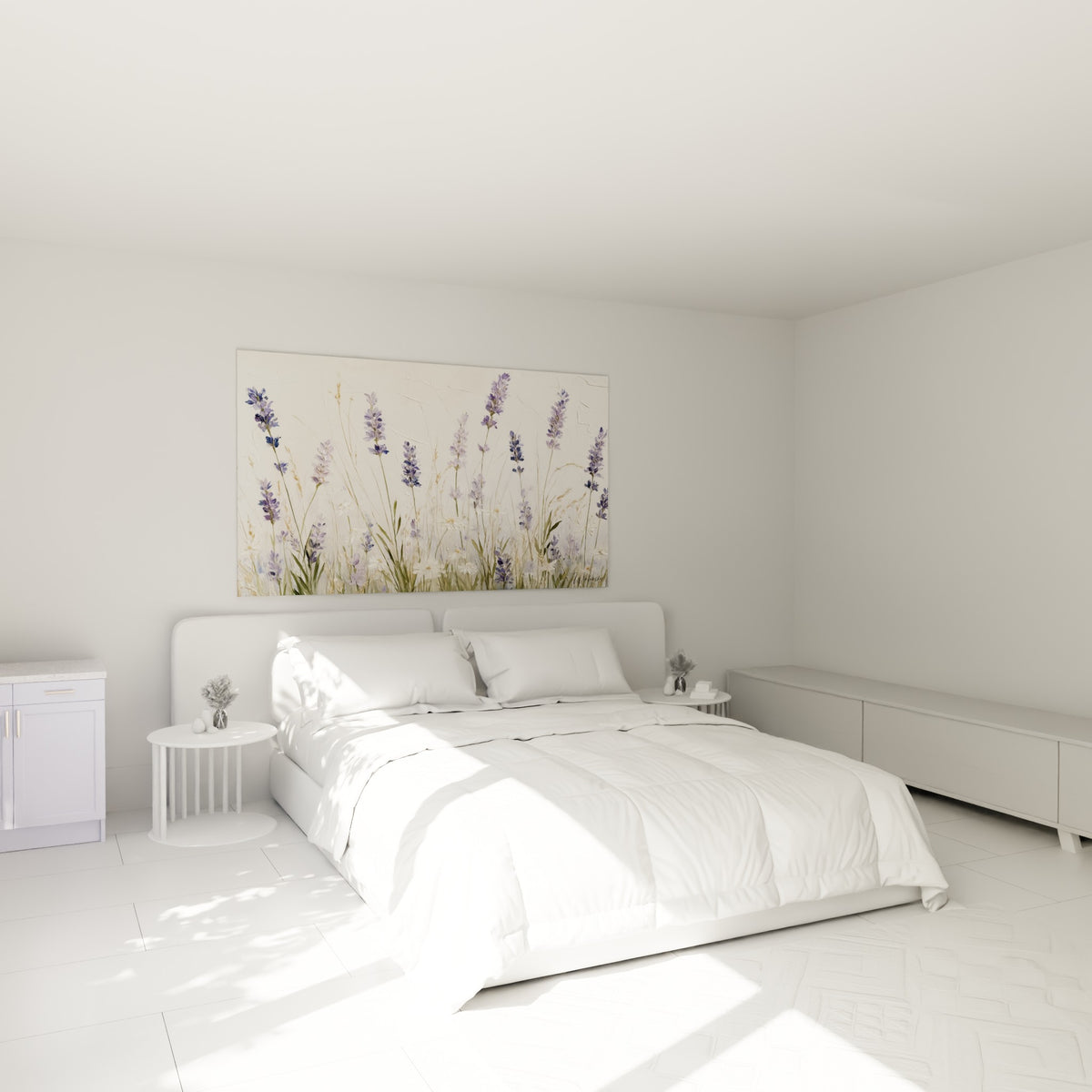 Lavande mauve et blanche en relief au-dessus d'un lit dans une chambre claire