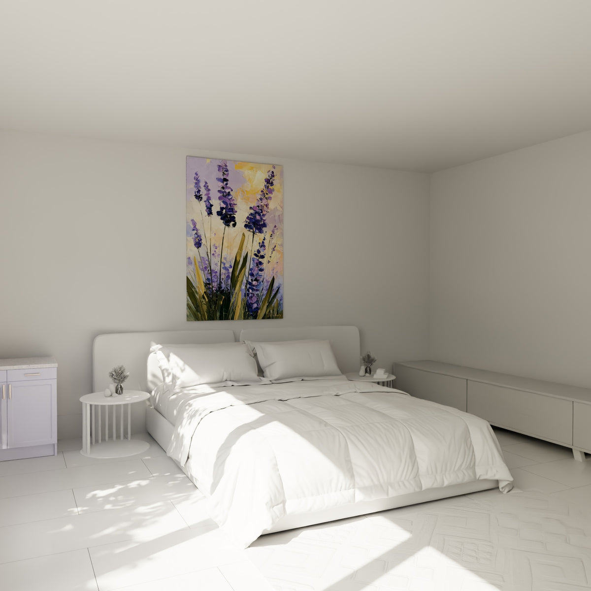 Fleurs de lavande mauve et pourpre au-dessus d'un lit dans une chambre claire