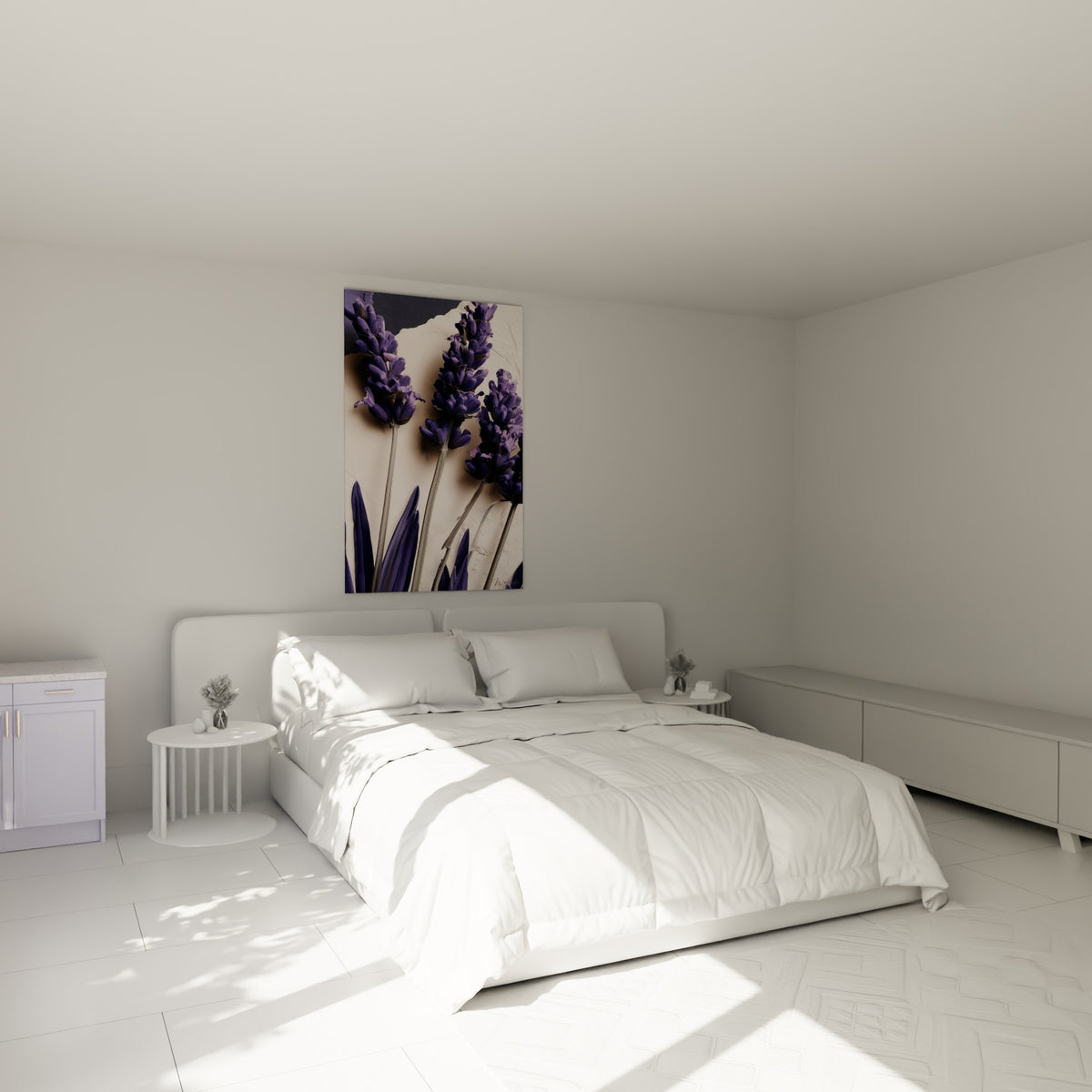 Tiges de lavande mauve et grise disposées au-dessus d'un lit dans une chambre claire