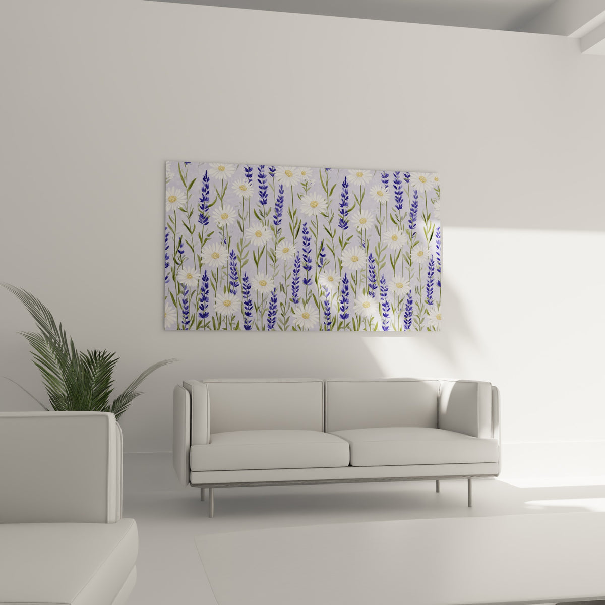 Motif floral violet et blanc du tableau lavande au-dessus d'un canapé dans un salon lumineux