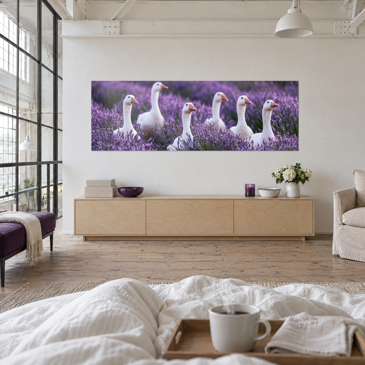 Tableau volée d'oies blanches aux becs orange dans un champ pourpre de lavande, au-dessus d'un lit dans une chambre claire