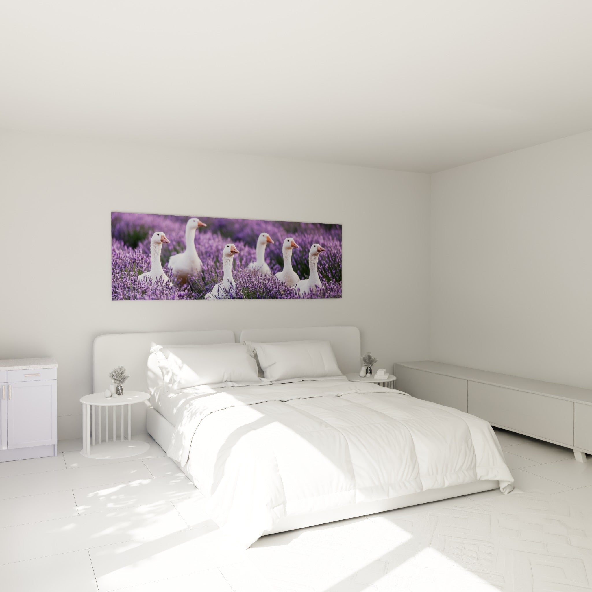 Oies blanches et champ mauve de lavande accrochés au-dessus d'un lit dans une chambre claire