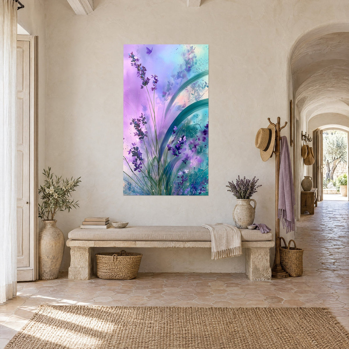 Quadro di mazzo di lavanda ad acquerello blu notte e malva, schizzi sottili, muro intonacato accanto a una panca in pietra in un mas provenzale