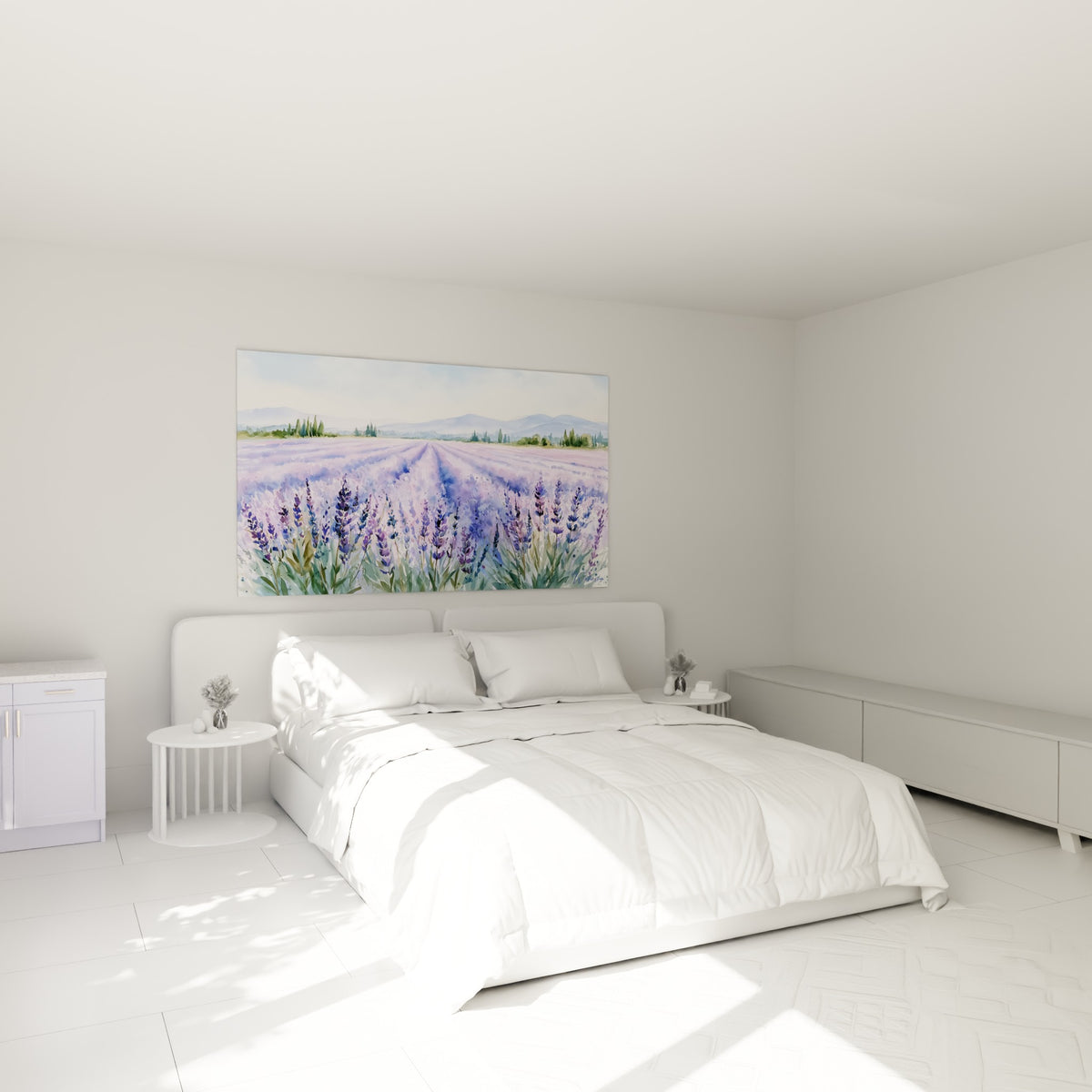 Lavande mauve et verte aux collines bleutées, accrochée au-dessus d'un lit dans une chambre claire