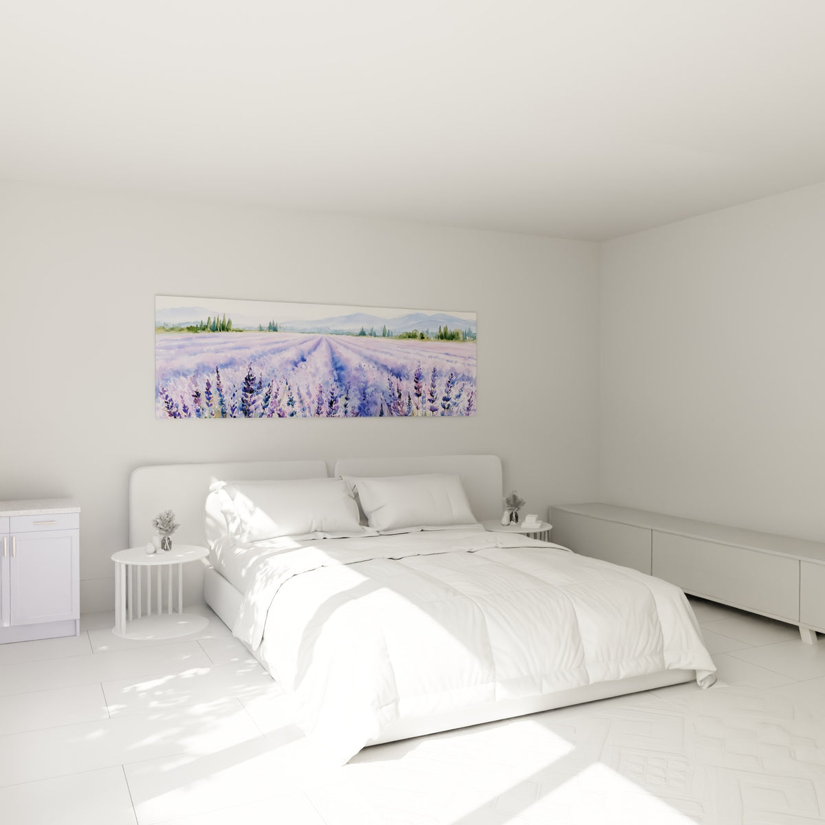 Rangs de lavande mauve et violette peints en aquarelle, accrochés au-dessus d'un lit dans une chambre claire
