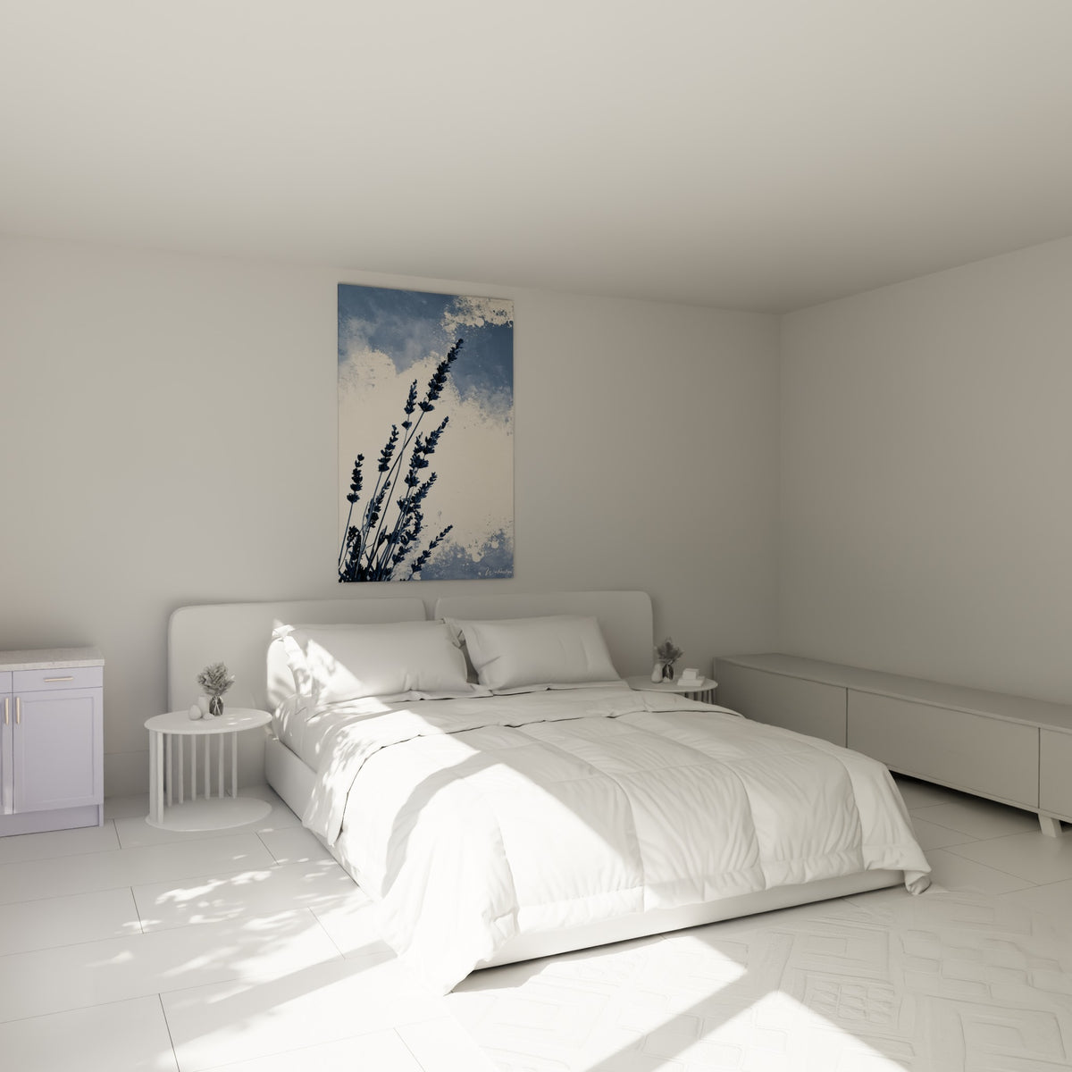 Silhouette de lavande bleu marine et blanc ivoire au-dessus d'un lit dans une chambre claire
