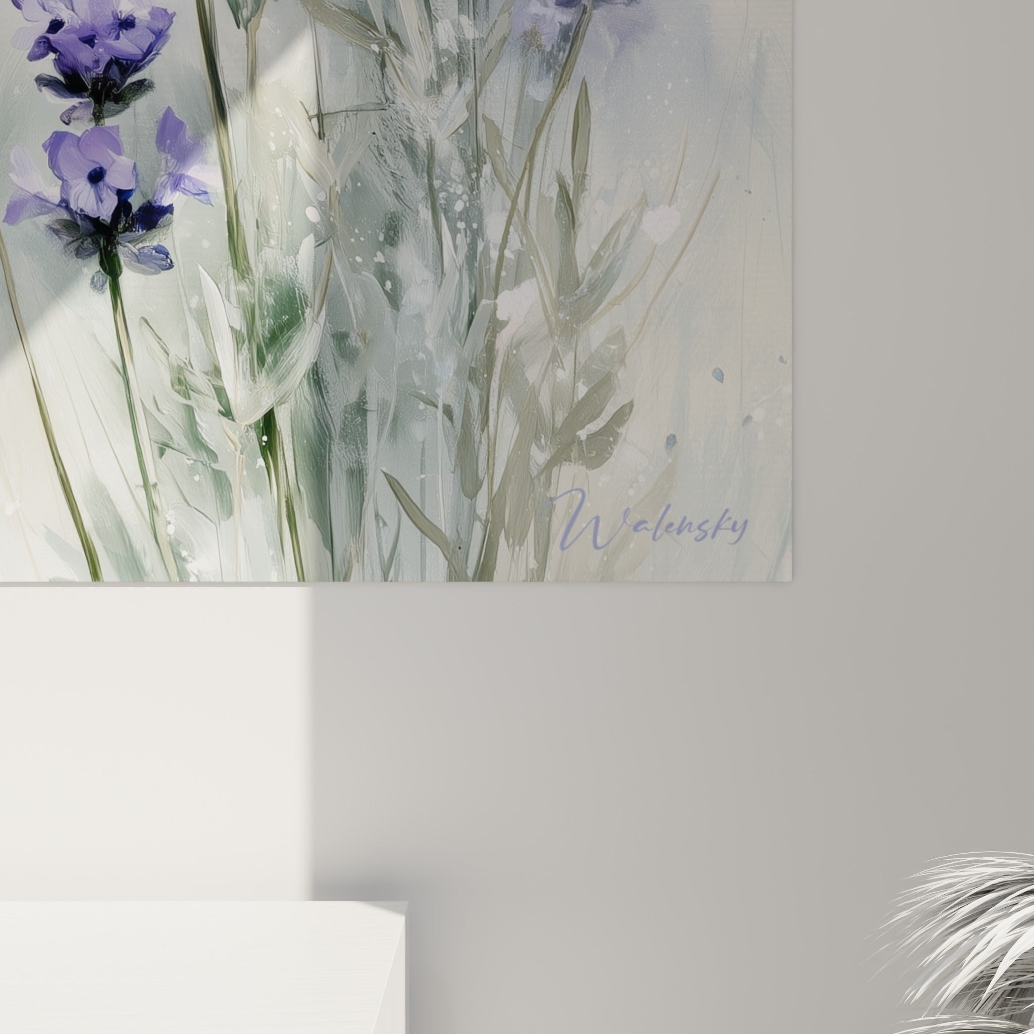 Empâtements mauves et coulures grises se mêlant sur la toile de lavande accrochée au mur