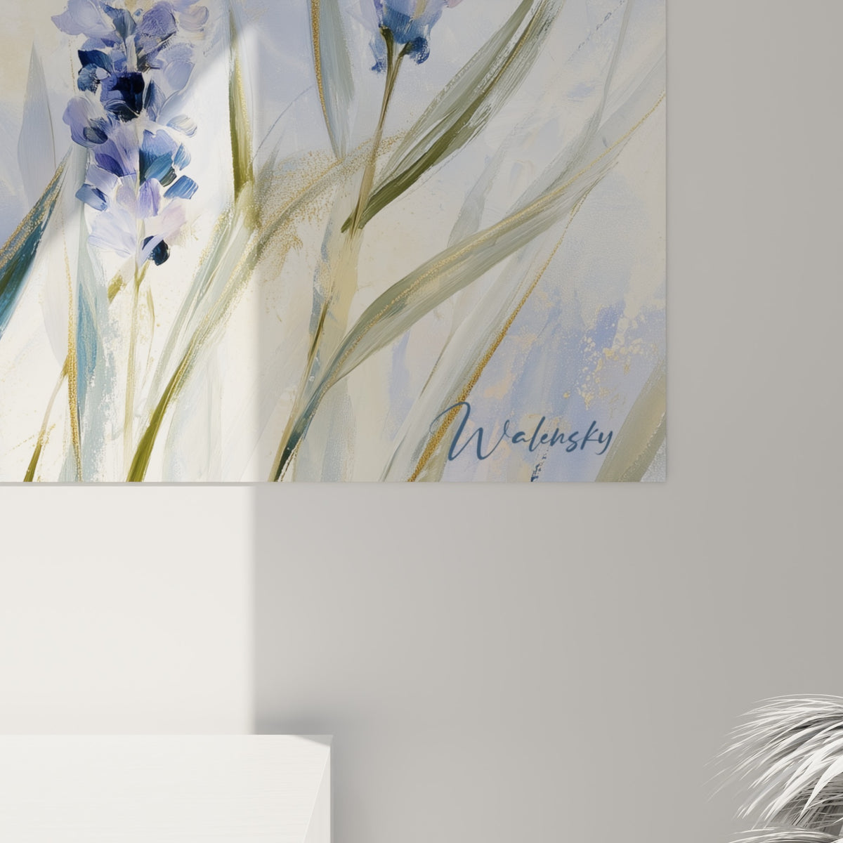 Matière aquarelle visible sur les épis de lavande, empâtements bleu marine et coulures dorées en gros plan