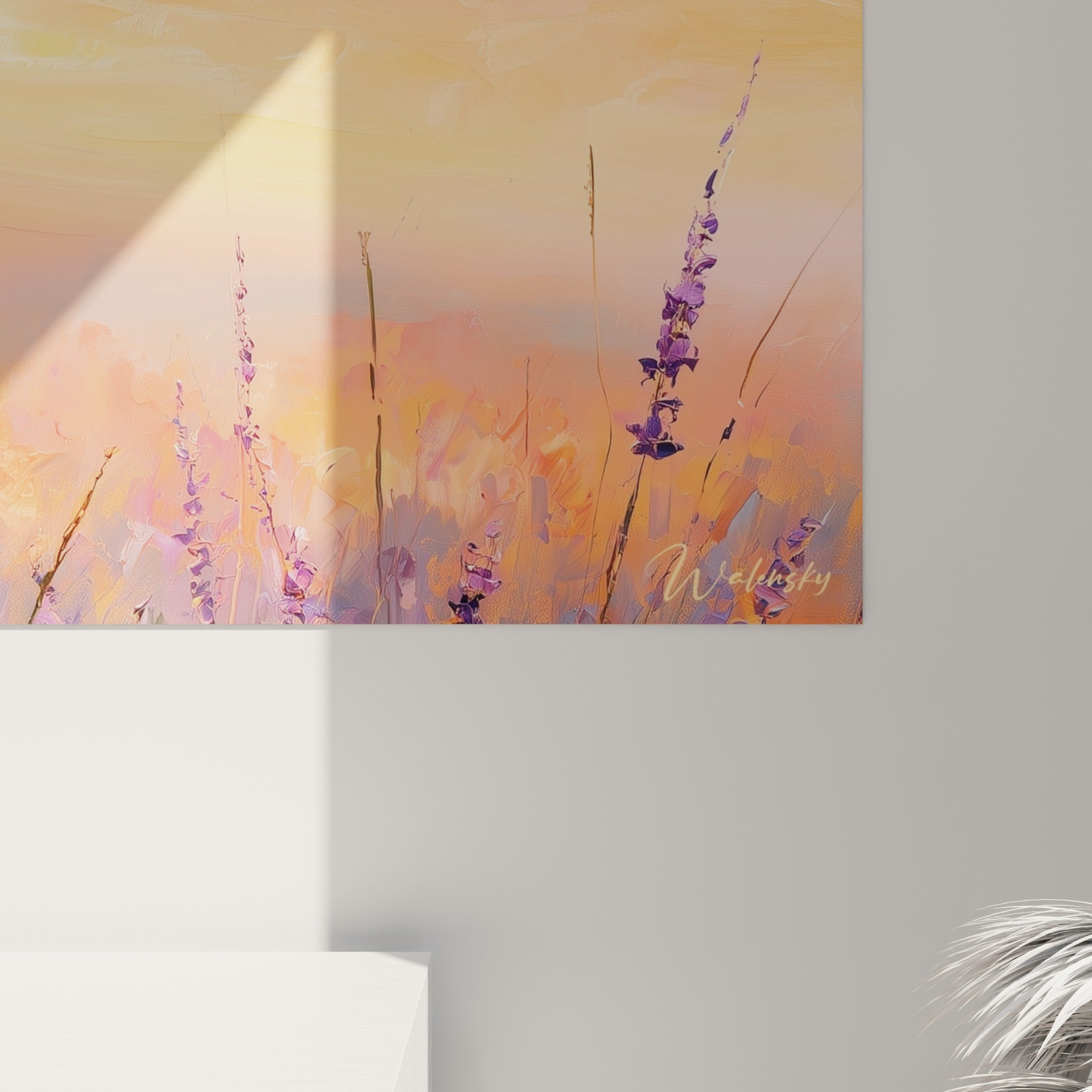 Empâtements de peinture violette et orange sur la toile, coulures et grain visibles du champ de lavande