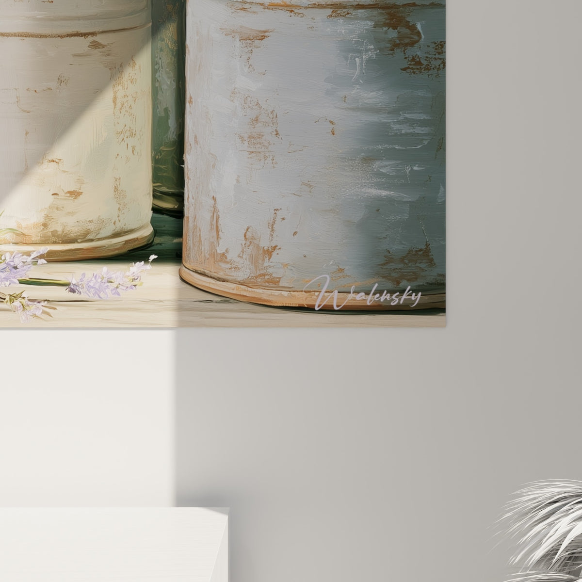 Grain de peinture révélant les touches de mauve et de vert sur les fleurs de lavande et les pots rouillés