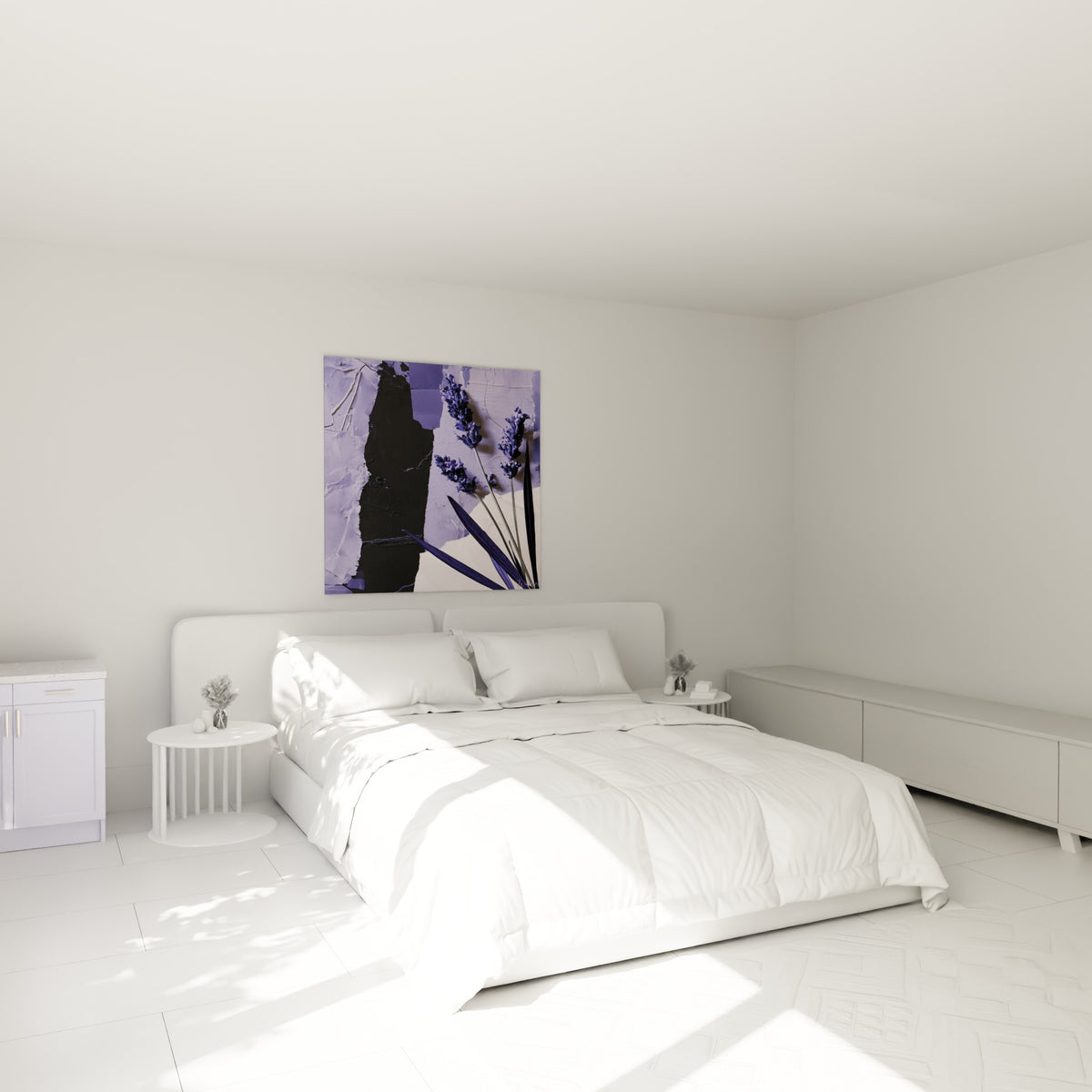 Fleurs de lavande violette et feuilles anthracite se déploient au-dessus d'un lit dans une chambre claire