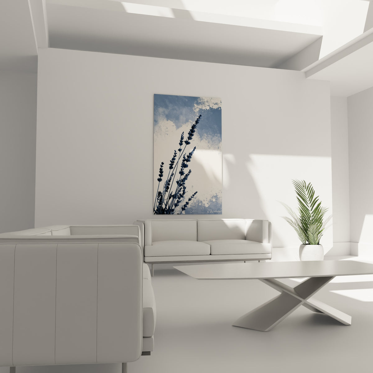Tiges de lavande graphiques bleu marine et crème au-dessus d'un canapé dans un salon lumineux