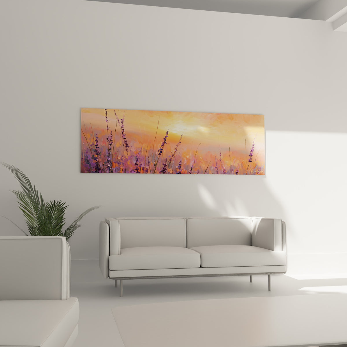 Tiges de lavande violette se détachant sur un fond orangé lumineux, au-dessus d'un canapé dans un salon lumineux