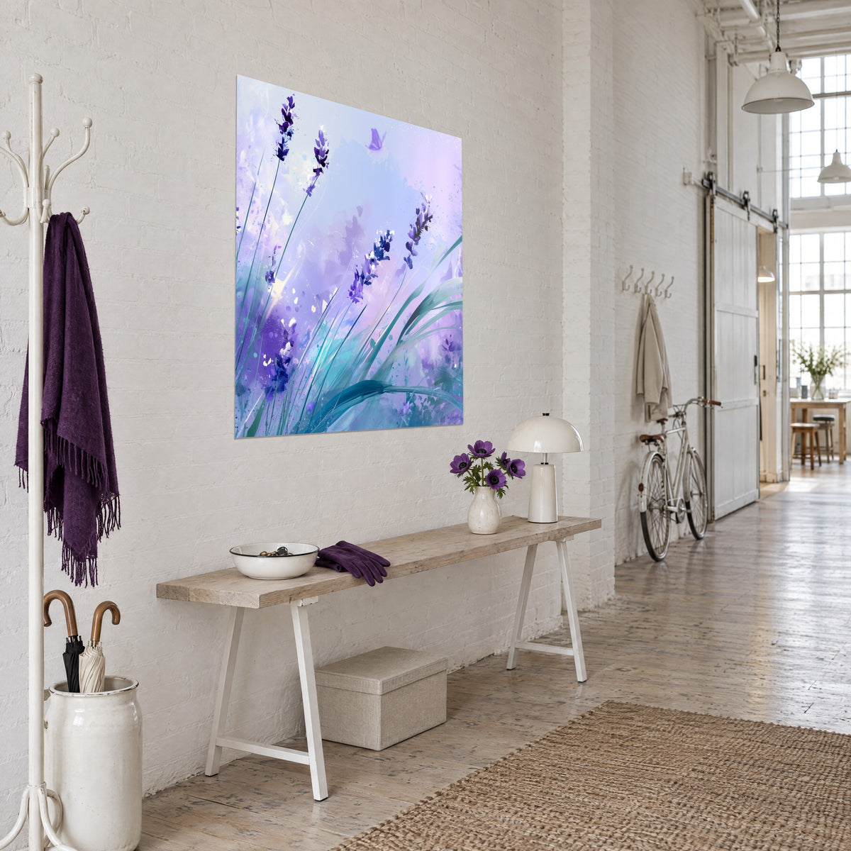 Quadro farfalla viola in pieno volo tra rametti di lavanda, schizzi turchesi e rosa pallido, vista di tre quarti