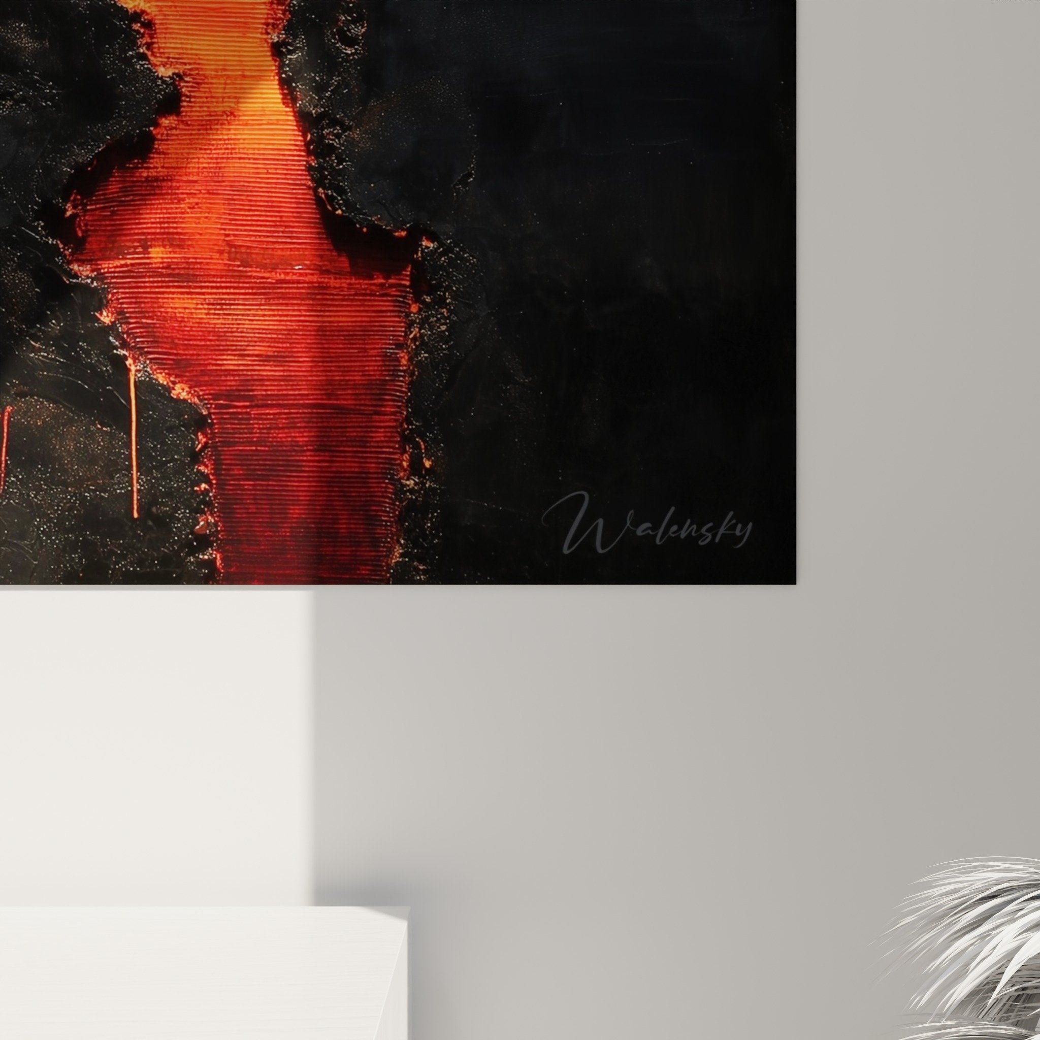Tableau abstrait lave rouge sur mur anthracite decoration interieure moderne