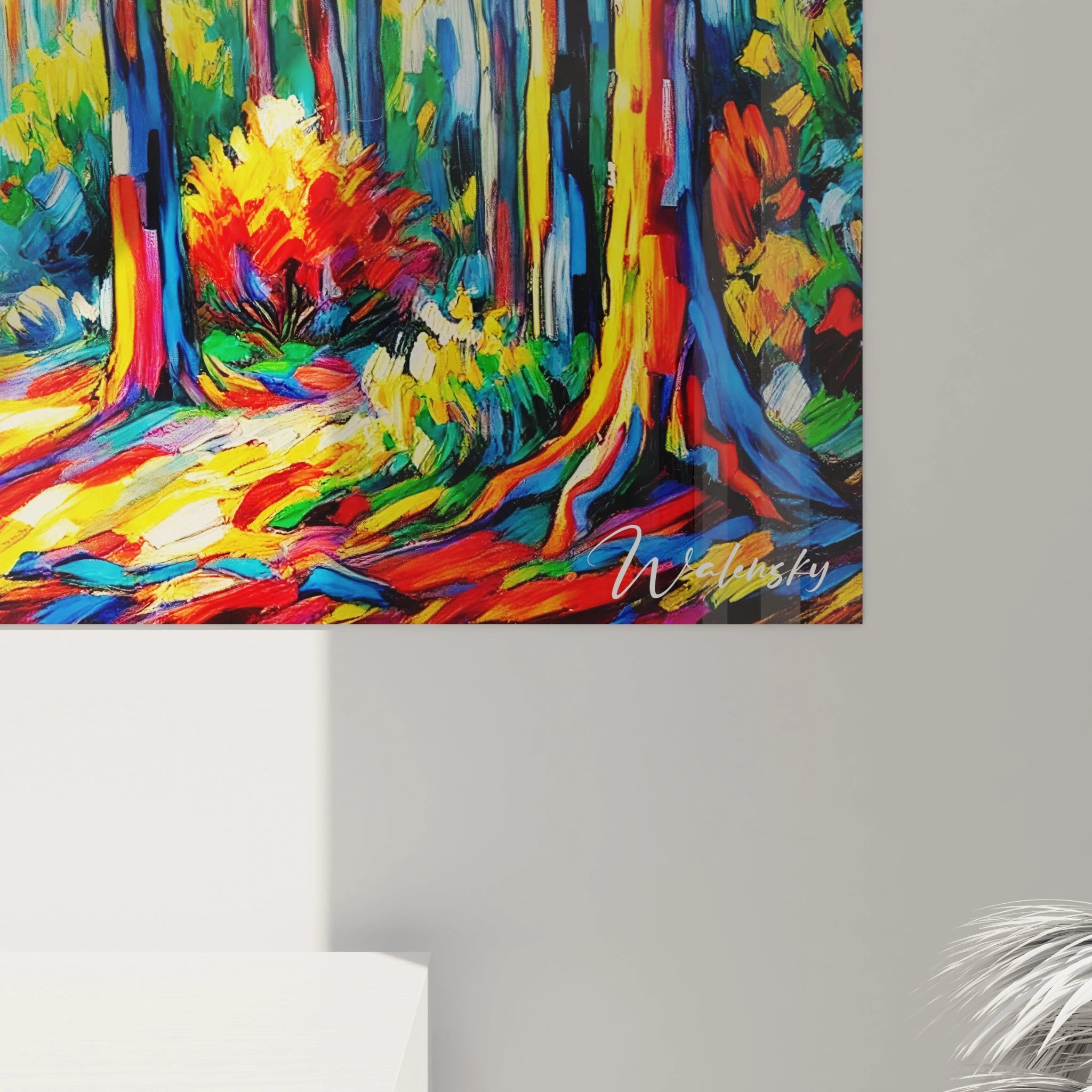 Un tableau fauvisme abstrait illustrant une forêt colorée, avec des contrastes lumineux entre les troncs bleus et les feuillages rouges, jaunes et verts, appliqués en larges coups de pinceau.