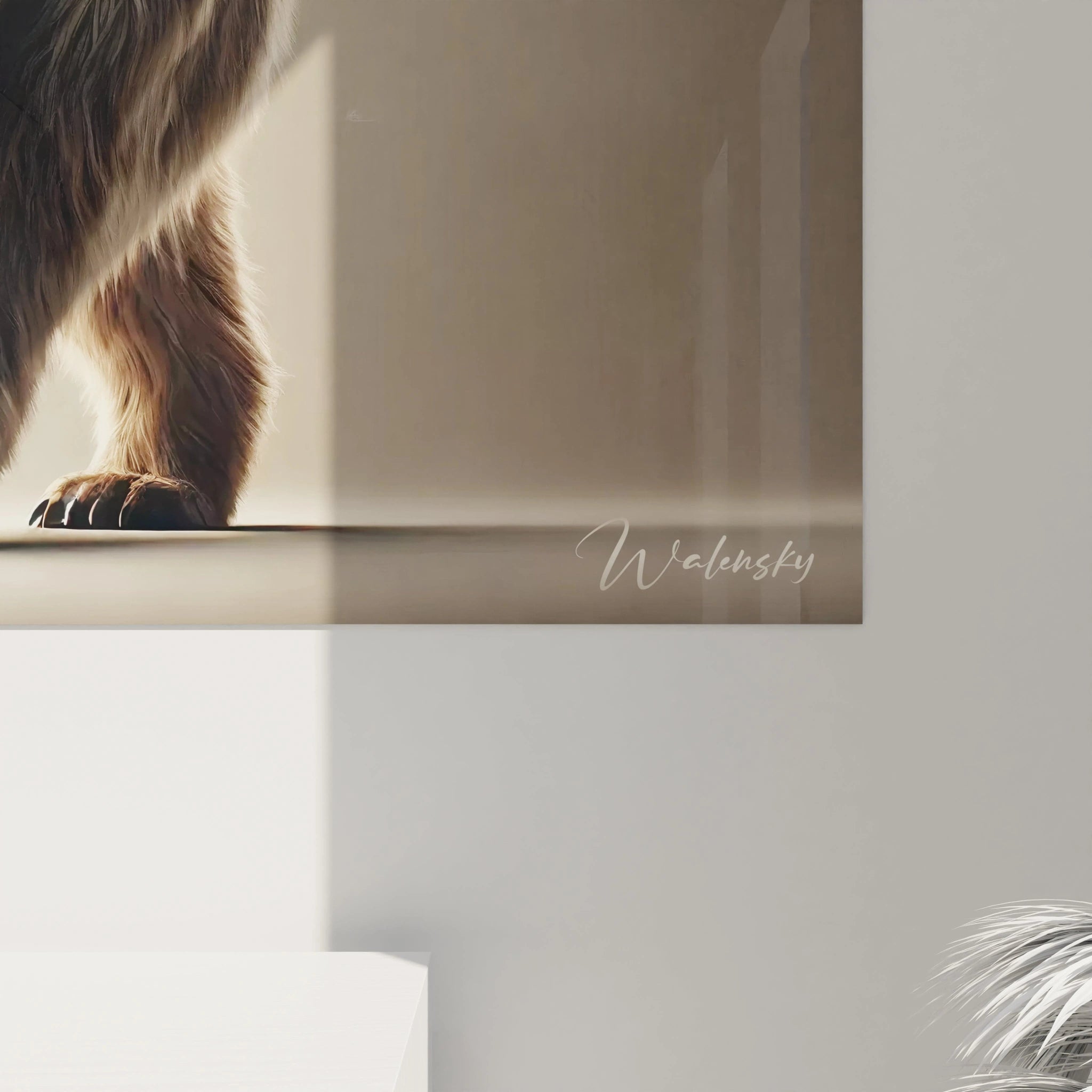 Chaque détail de ce tableau grizzly vu de près met en valeur le pelage de l'animal. Le jeu d'ombres et de lumières accentue sa silhouette musclée, offrant une expérience visuelle captivante.