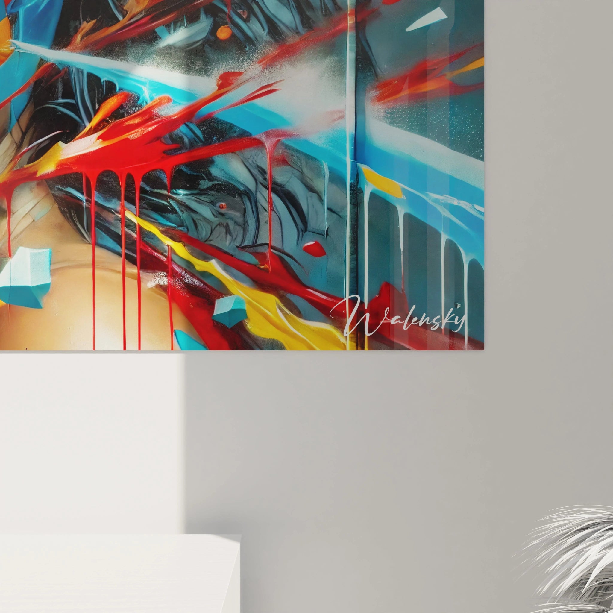 La vue rapprochée révèle chaque détail de ce tableau graffiti, où l'intensité des couleurs et des textures exprime une créativité brute et audacieuse.