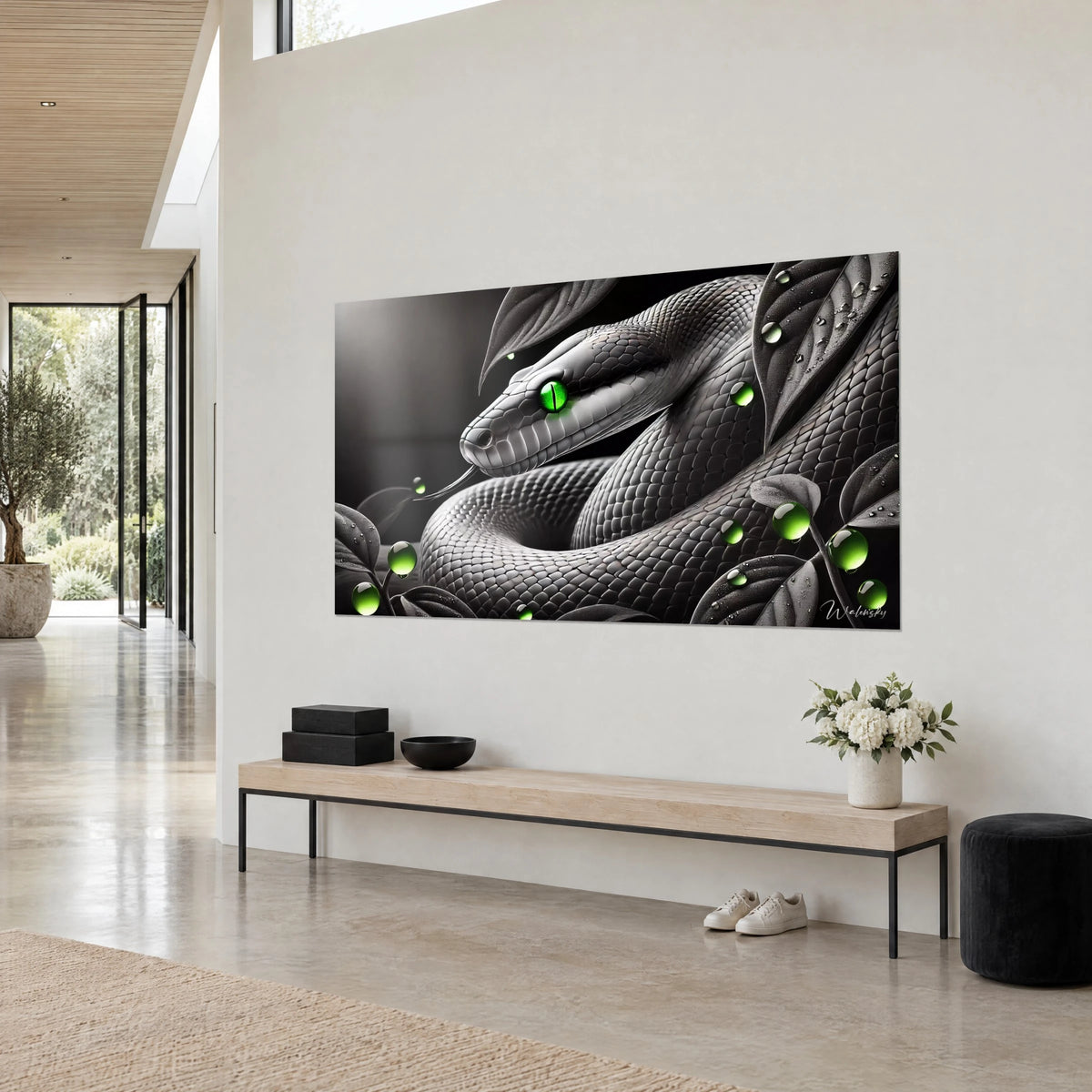 Schilderij van een reptiel met fijn gegraveerde grijze schubben, gespleten groene pupil op zwarte achtergrond, opgehangen boven een bank van licht hout