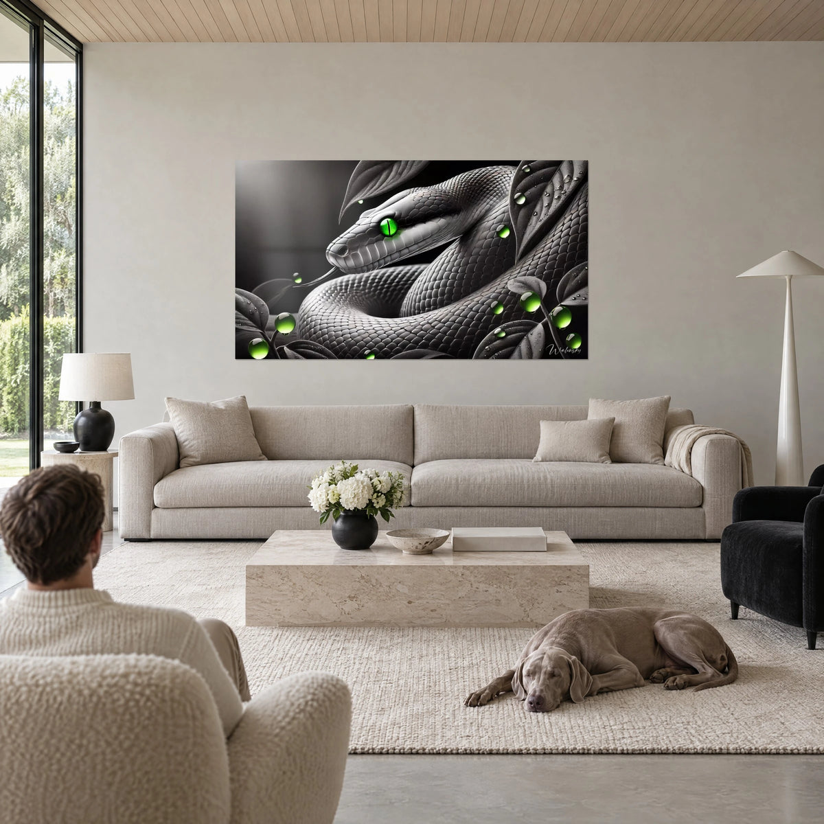 Cuadro de una pitón plateada enroscada entre el follaje, con ojo verde vivo y gotas esmeralda, encima de un sofá en un salón luminoso
