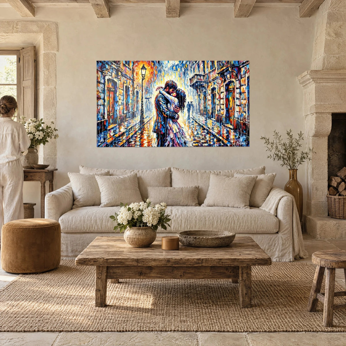 Cuadro pareja abrazada bajo la lluvia, cielo naranja y azul cobalto, farola dorada, encima de un sofá en un salón luminoso